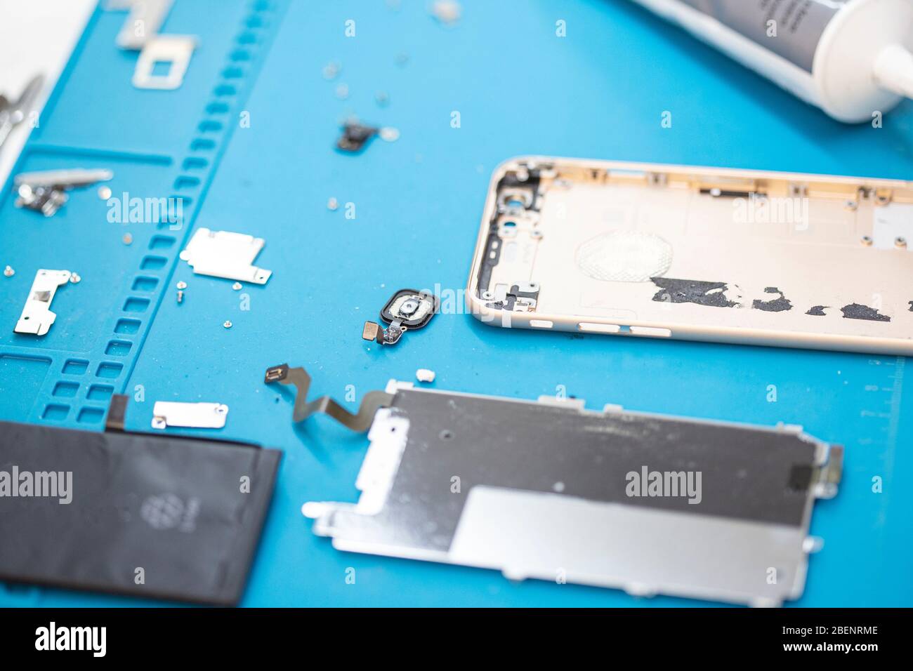 Desk of mobile phone parts in service Stock Photo Alamy