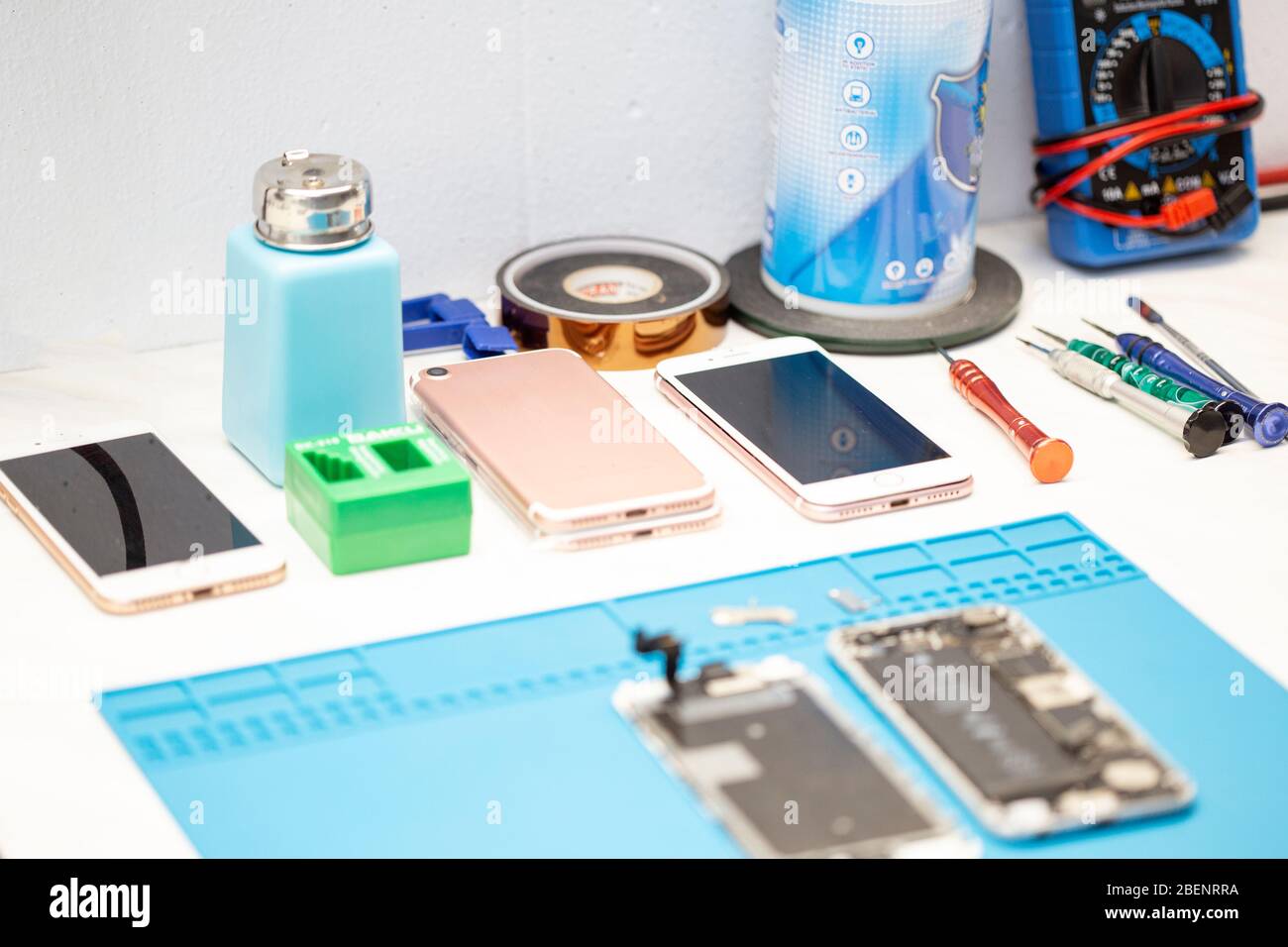 Desk of mobile phone parts in service Stock Photo Alamy