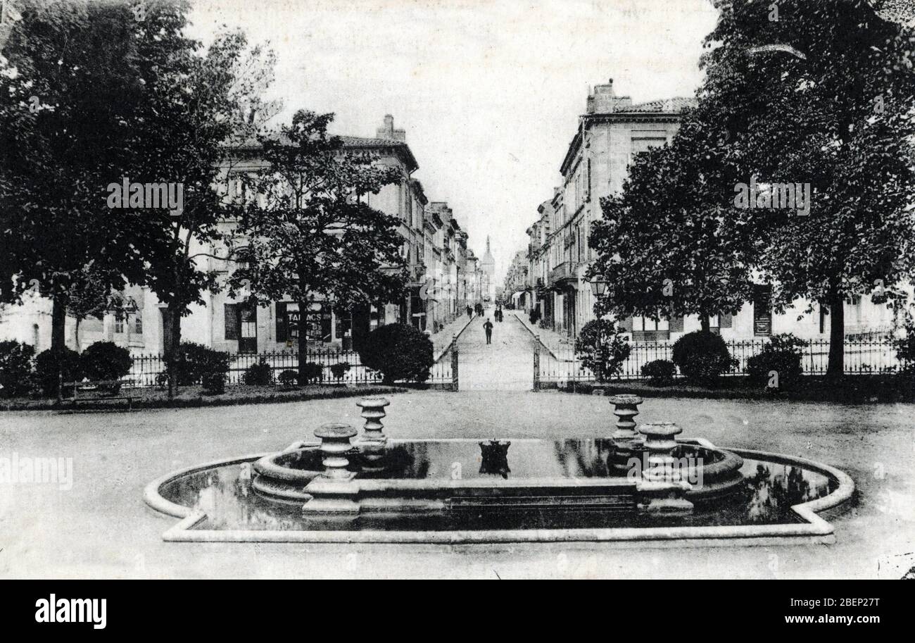 Vue de la rue thiers, l'hotel de ville, le jardin public a Libourne, Gironde (View of Libourne, Gironde) Carte postale vers 1910 Collection privee Â Stock Photo