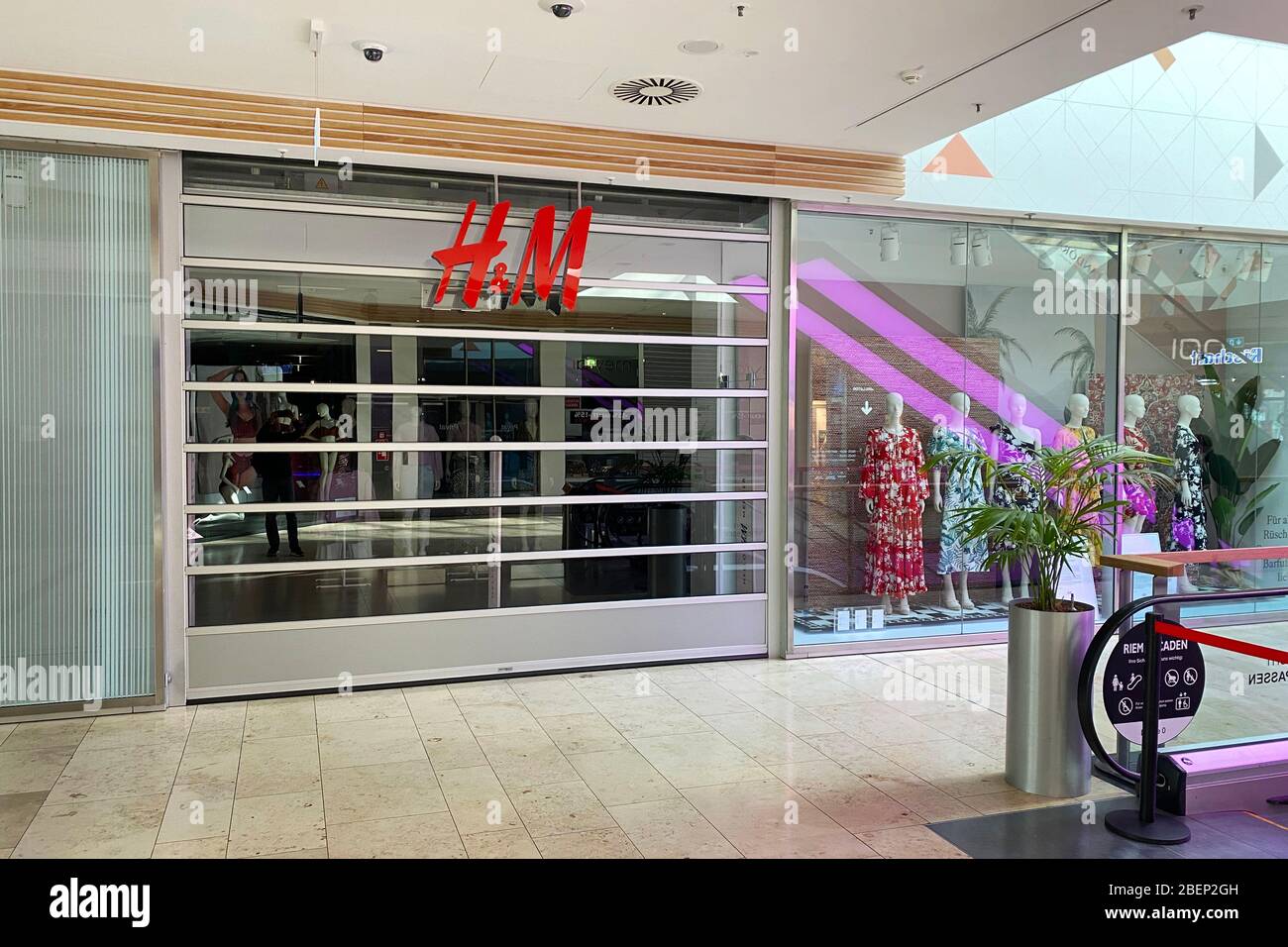 Munich, Deutschland. 14th Apr, 2020. Closed H and M branch, Hennes and  Mauritz, HundM, H & M, empty aisles, closed shops, shops, shops, closed,  closed, locked. Closed shopping center due to corona