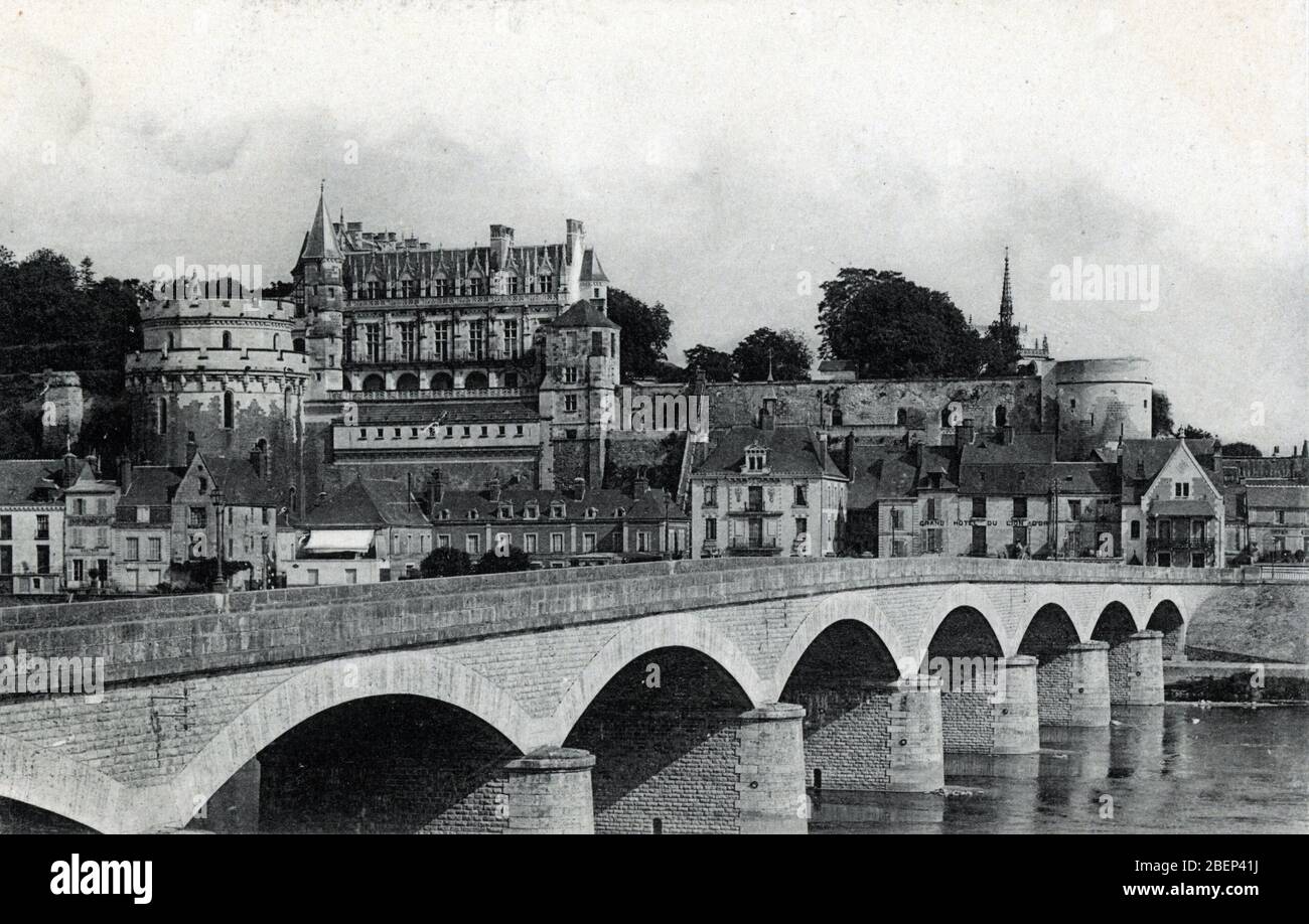 Vue sur la ville et le chateau d'Amboise en Indre-et-Loire (Loire castle, view of Amboise) Carte postale vers 1910 Collection privee Stock Photo