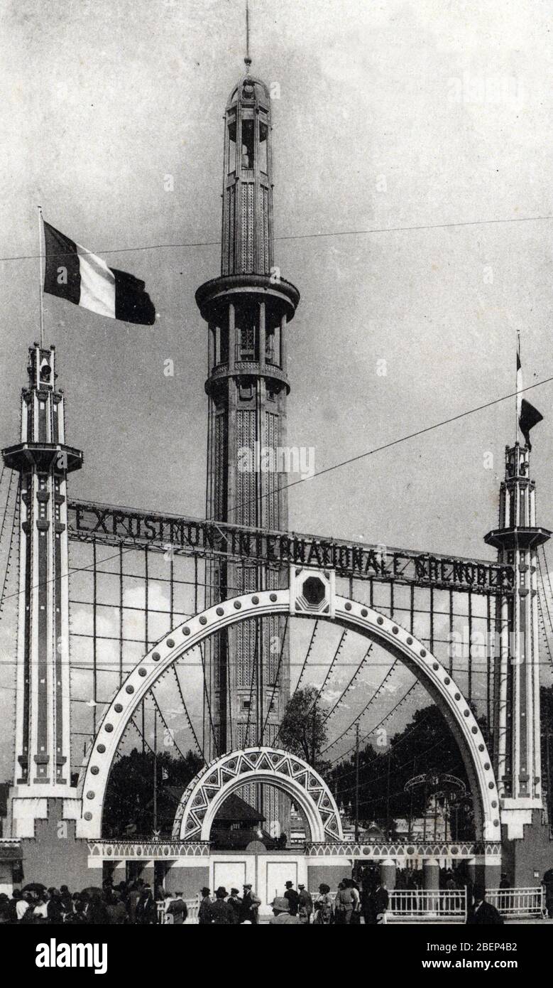 Vue de de l'entree de l'exposition internationale de la Houille blanche avec la tour d'orientation a Grenoble en Isere 1925 Carte postale Collection p Stock Photo