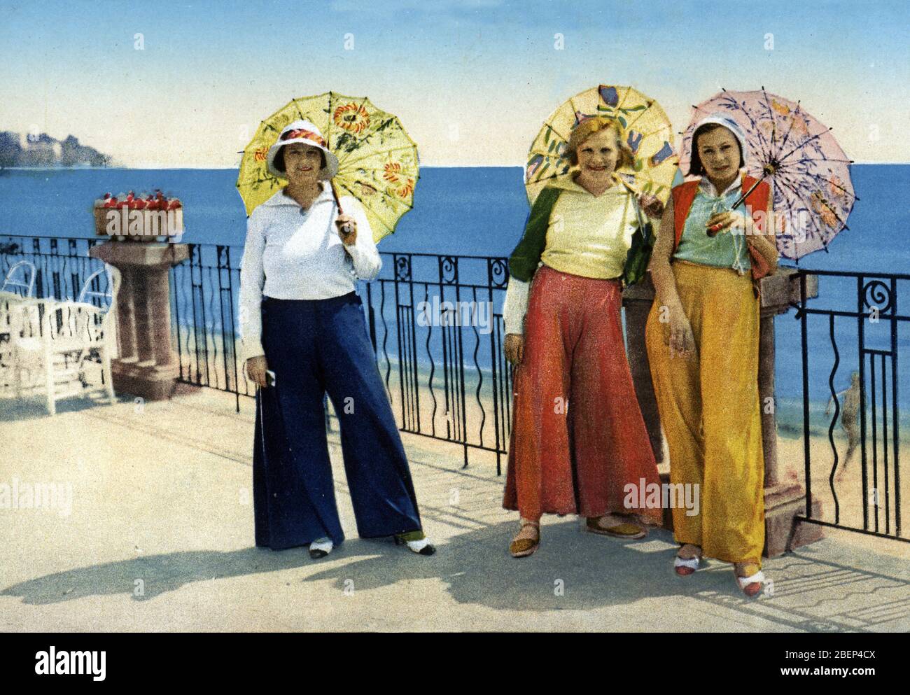 Jeunes femmes vetues a la mode pyjama dans les annees 1930, Juan les Pins, (women wearing pajamas in the 1930s) Carte postale Collection privee Stock Photo