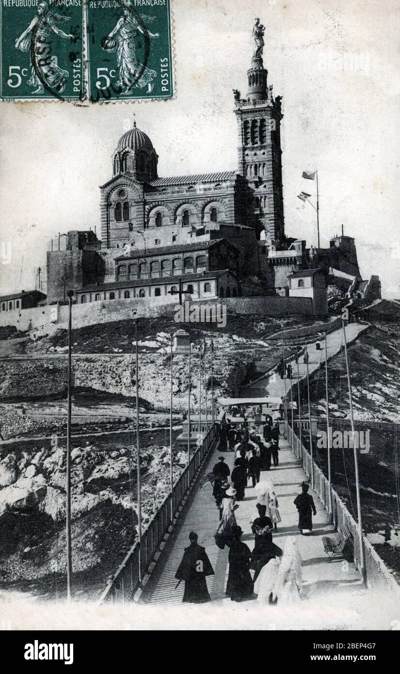 Vue de la cathedrale Notre Dame de la garde a Marseille, Bouches du Rhone Carte postale 1906 environ Collection privee Stock Photo