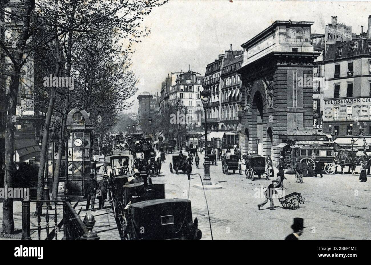 Circulation sur le boulevard saint Martin a Paris (Traffic on the grands boulevards) Postcard 1900 ca Private collection Stock Photo