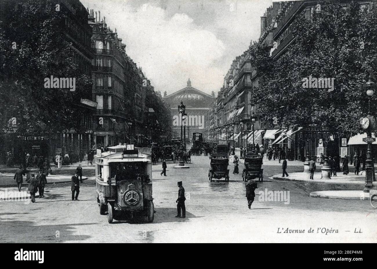 Vue de l'avenue de l'Opera a Paris 1905 - 1910 environ Carte postale Collection privee Stock Photo