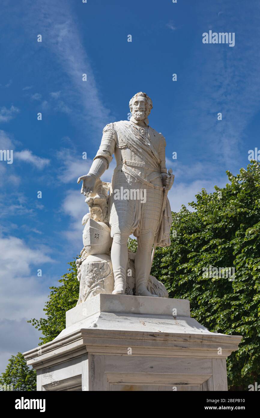 Statue of King Henri IV of France in the Place Royale, Pau, Pyrénées-Atlantiques, Nouvelle-Aquitaine, France.  Henri IV, 1553 - 1610, was born in Pau. Stock Photo