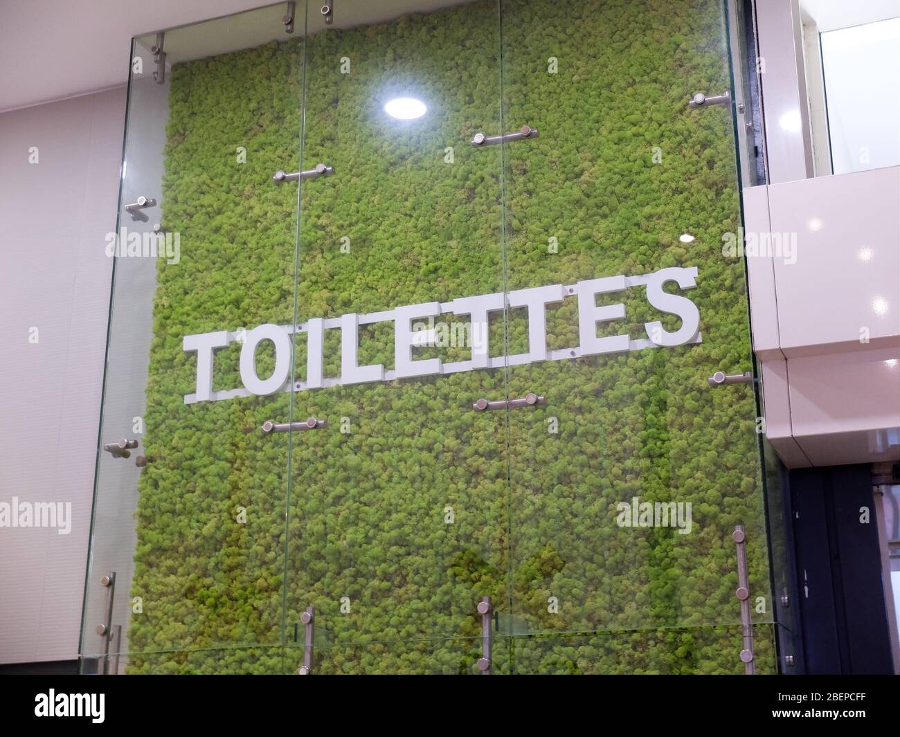 French toilettes text sign with a nature and grass touch Stock Photo ...