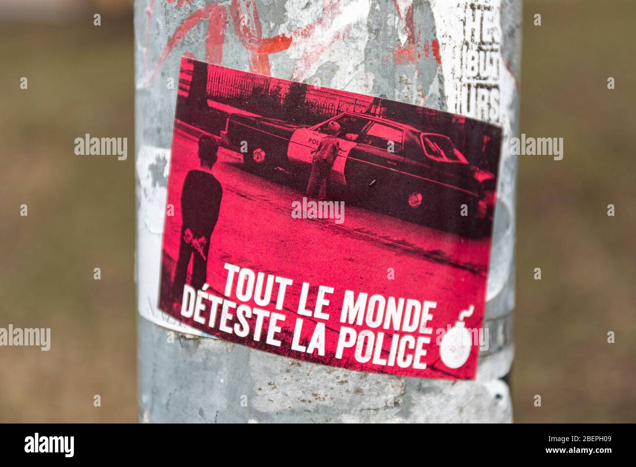 Tout le monde déteste la police. Everybody hates the police. Sticker on a lightning column. Stock Photo