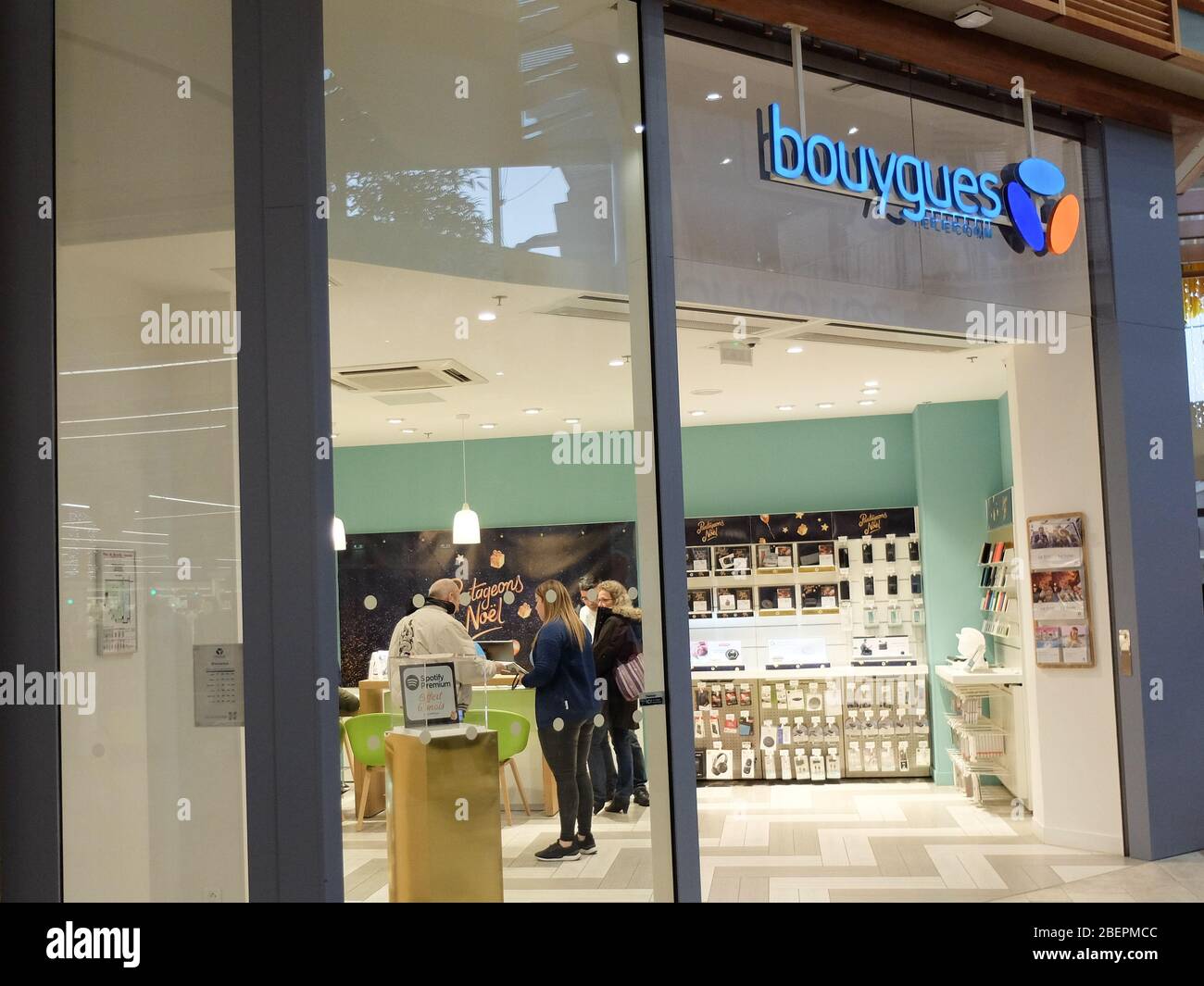 Bouygues Telecom storefront. Bouygues Telecom is a French telecommunications operator, a subsidiary of the Bouygues group created in 1994 Stock Photo