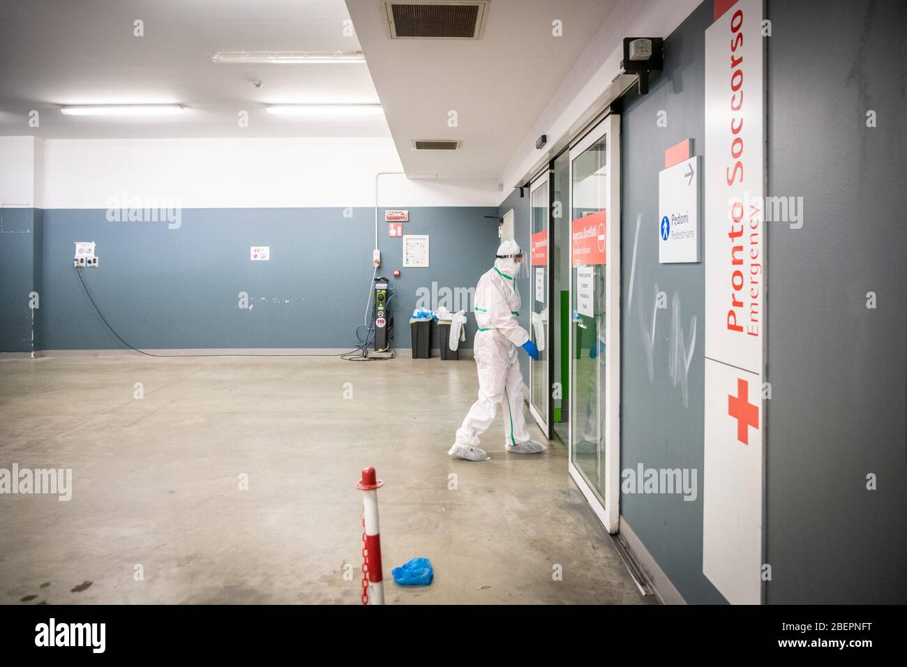 Milan - Coronavirus emergency - Night intervention by an ambulance of the Sos Lambrate volunteers for a call from a patient with Covid-19. Arrival at the emergency room (Marco Passaro/Fotogramma, Milan - 2020-04-15) p.s. la foto e' utilizzabile nel rispetto del contesto in cui e' stata scattata, e senza intento diffamatorio del decoro delle persone rappresentate Stock Photo