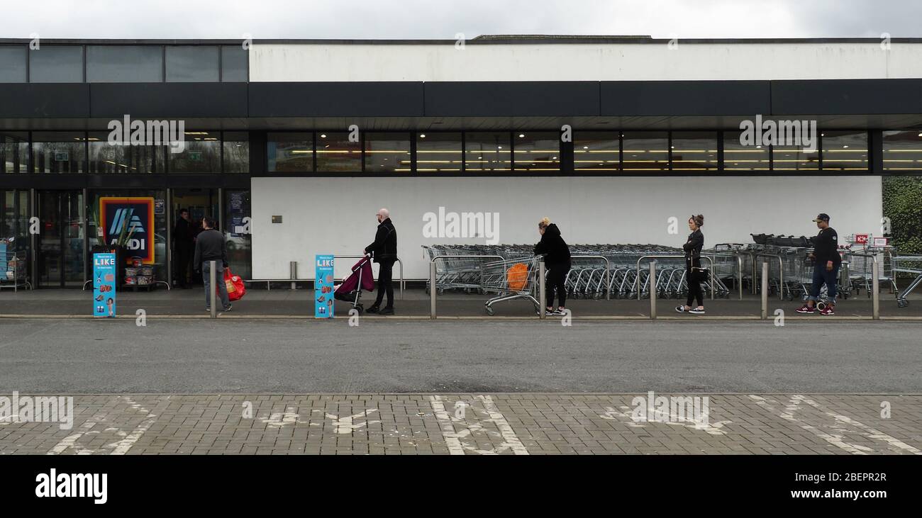 Supermarket queue hi-res stock photography and images - Alamy