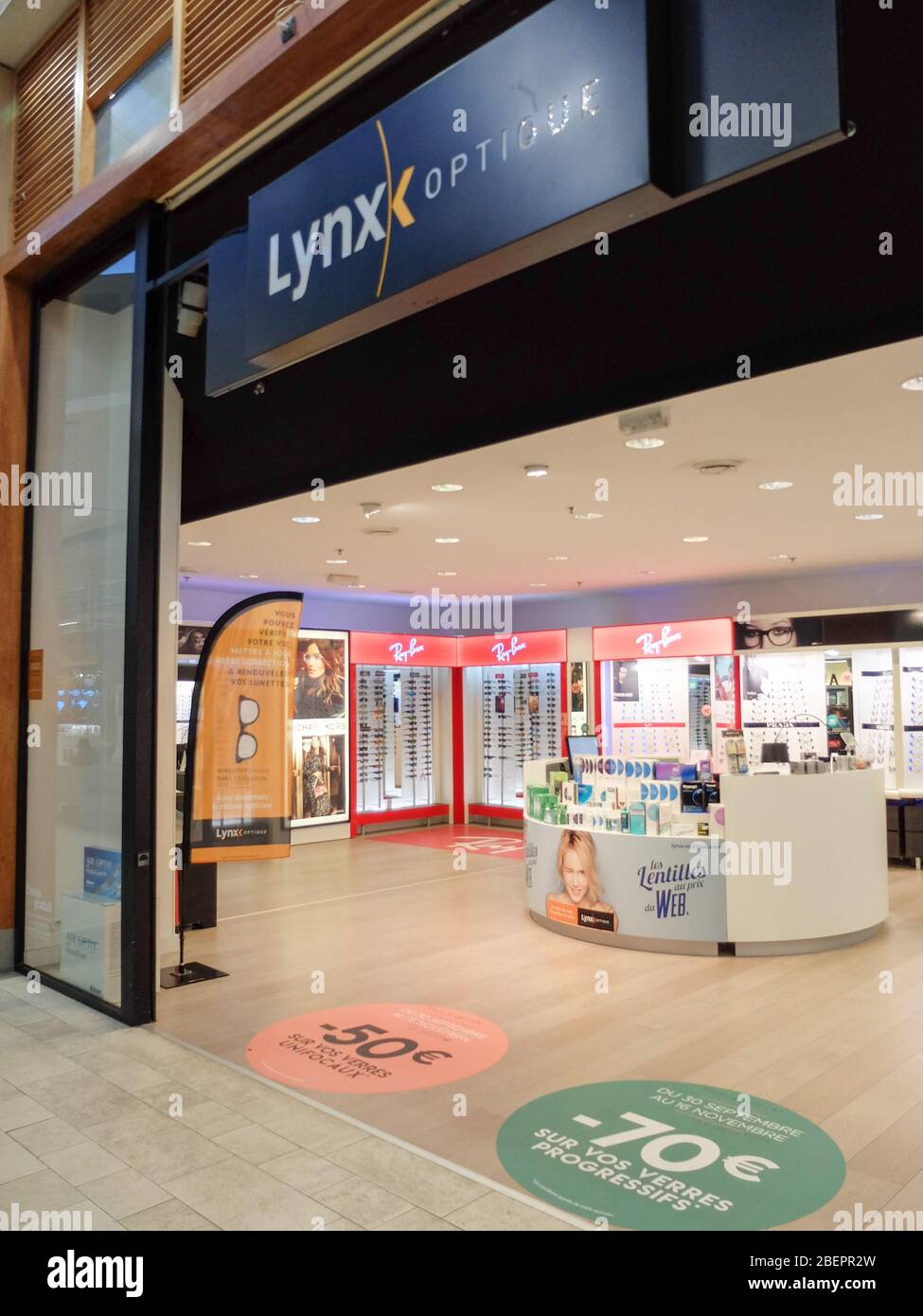Lynx Optique storefront. Lynx Optique is a French optical store selling contact lenses, glasses and cleaning products at discount prices Stock Photo