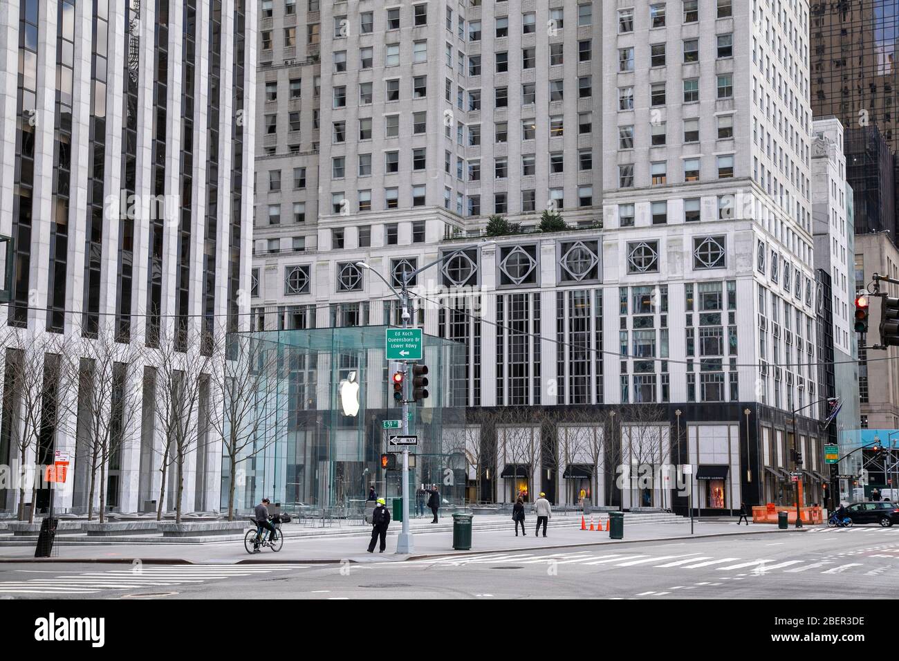 Apple Store 5th Avenue closed during coronavirus pandemic, New York City. Stock Photo