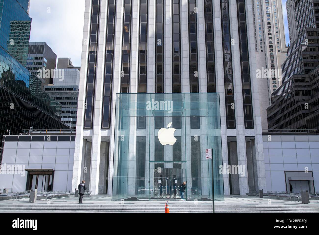 Apple Store 5th Avenue closed during coronavirus pandemic, New York City. Stock Photo