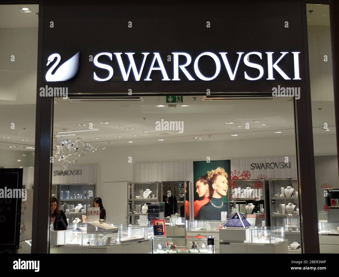 Swarovski storefront hi-res stock photography and images - Alamy