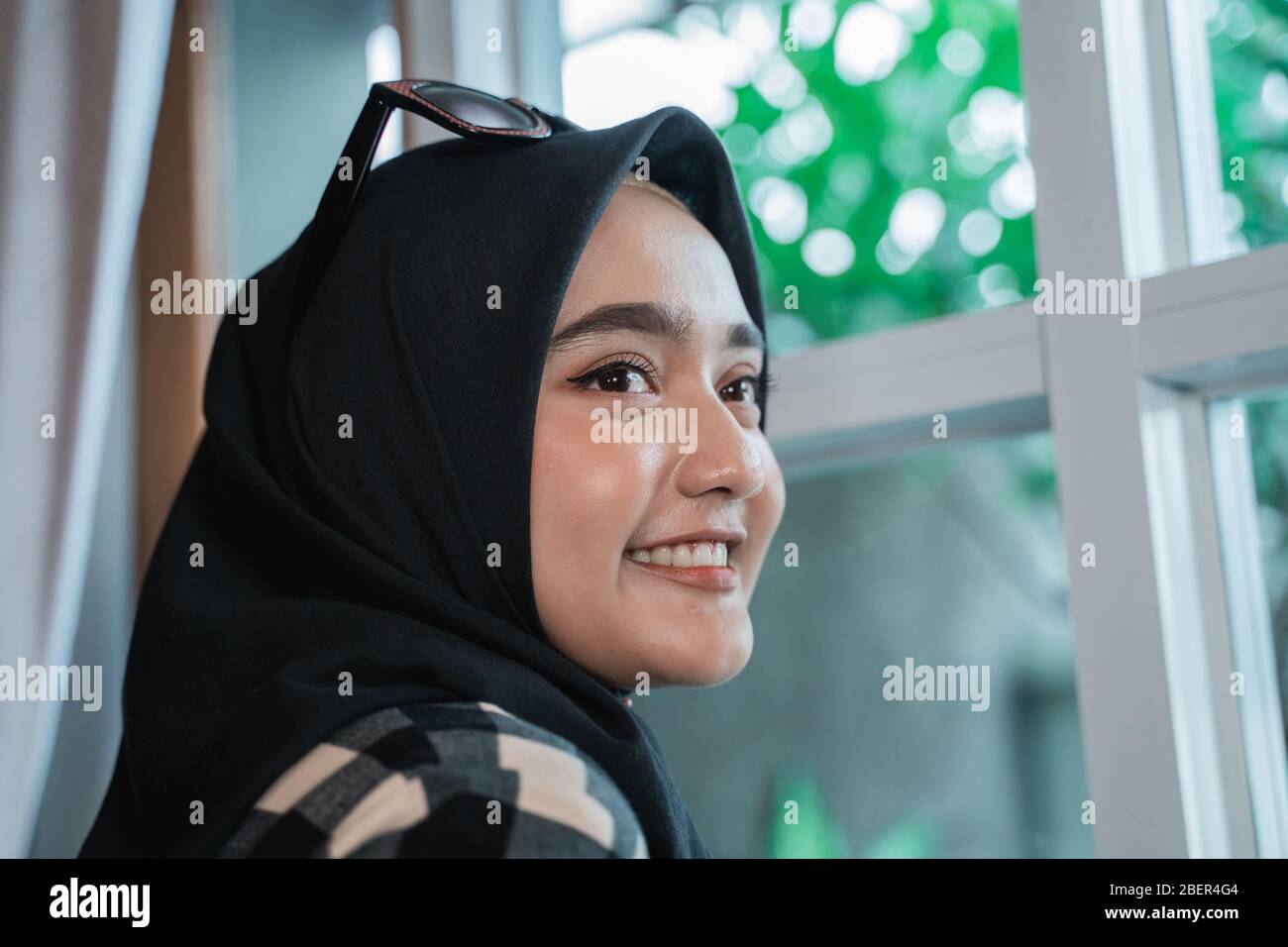 close up happy beautiful muslim hijab woman Stock Photo - Alamy