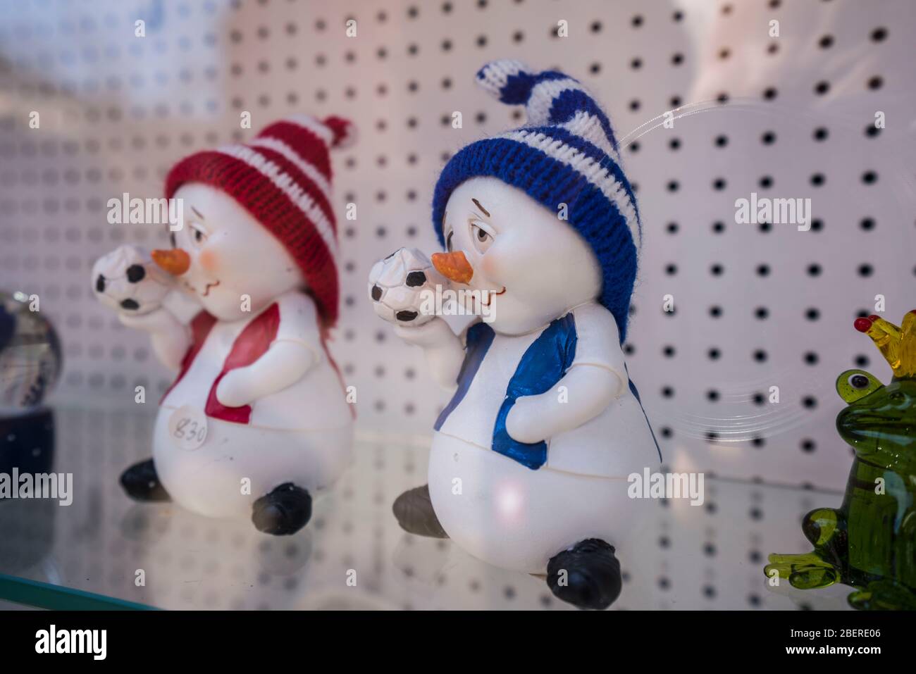 Crying snowman hi-res stock photography and images - Alamy