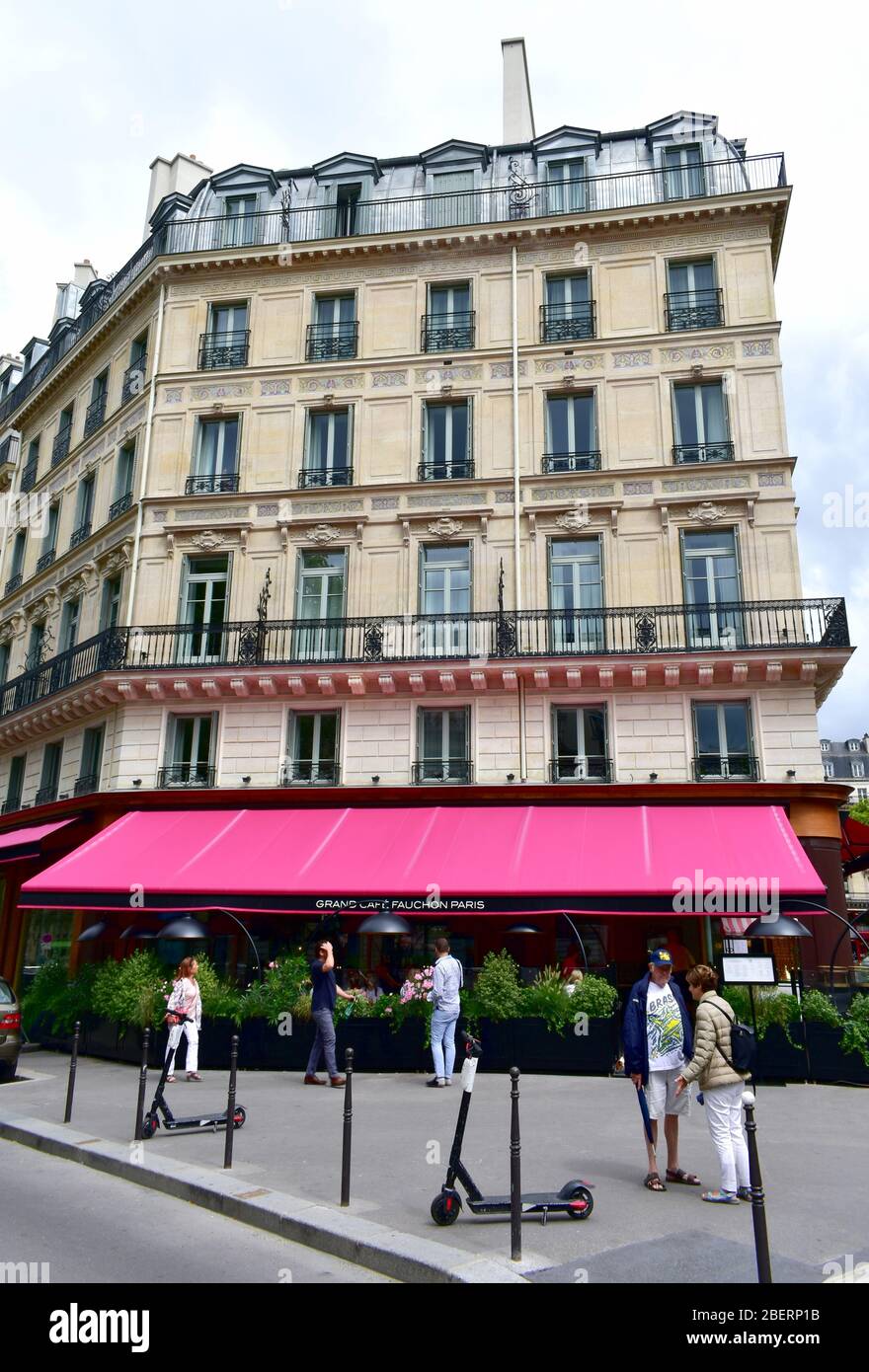 Restaurant Awning Paris High Resolution Stock Photography And Images Alamy
