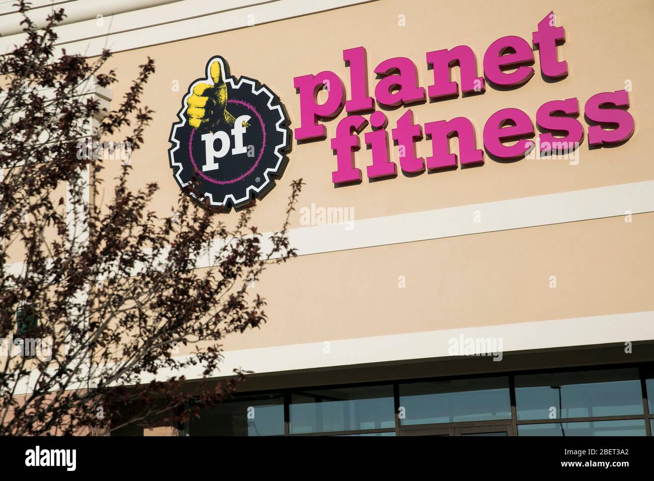 Planet fitness logo hi-res stock photography and images - Alamy