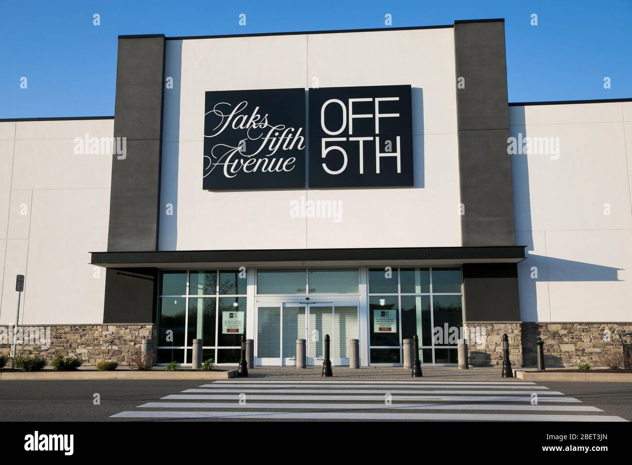 Saks off fifth hi-res stock photography and images - Alamy