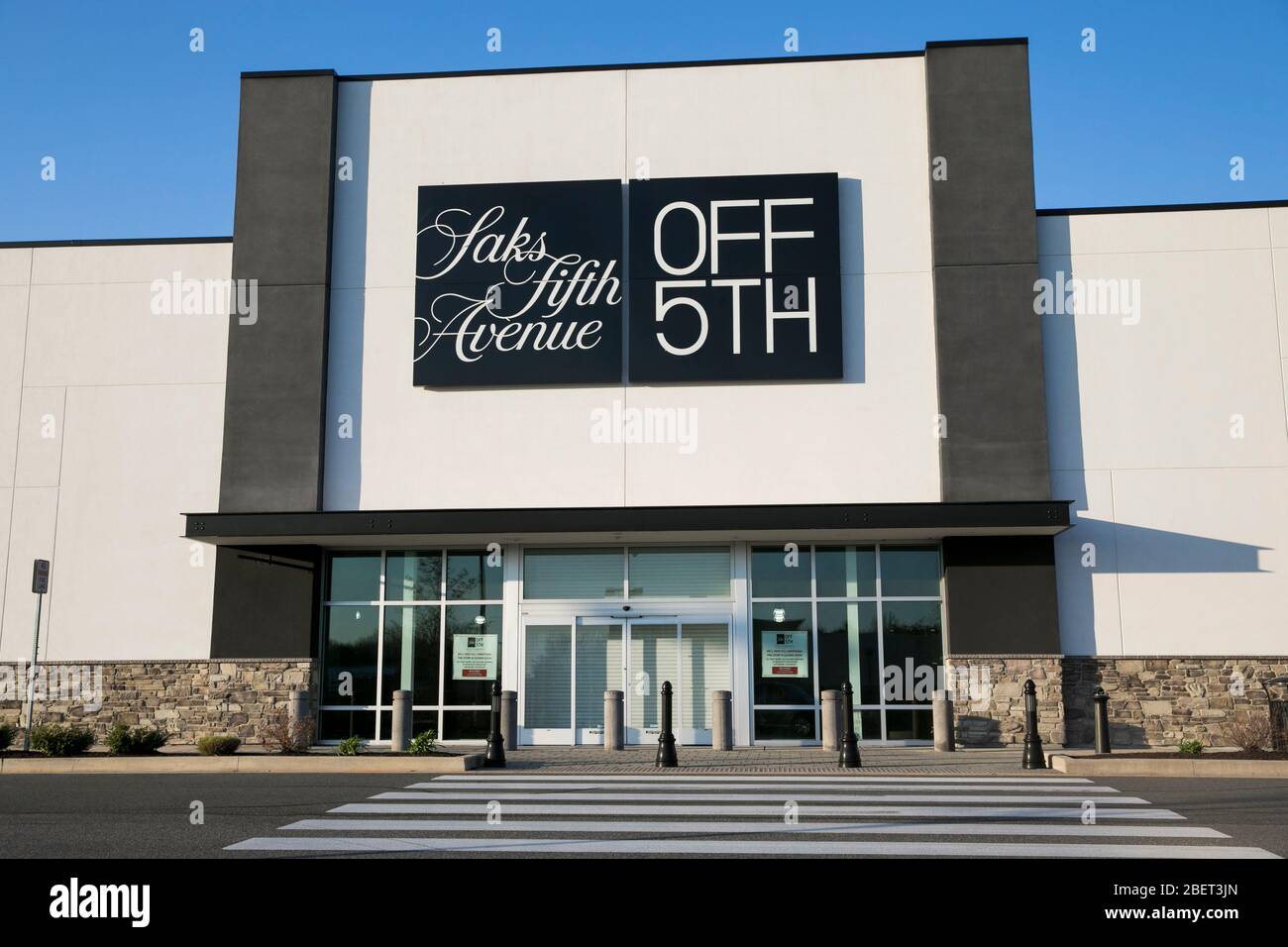 Saks fifth avenue shopping mall hi-res stock photography and images - Alamy