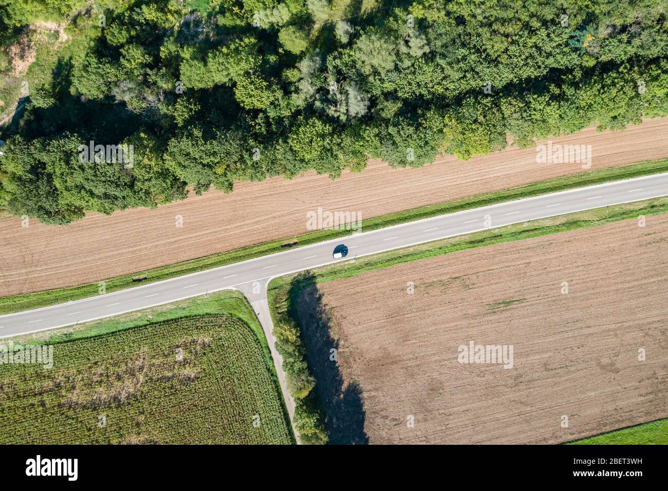 Luftaufnahme einer Landstraße mit Abzweigung und Fahrzeug Stock Photo