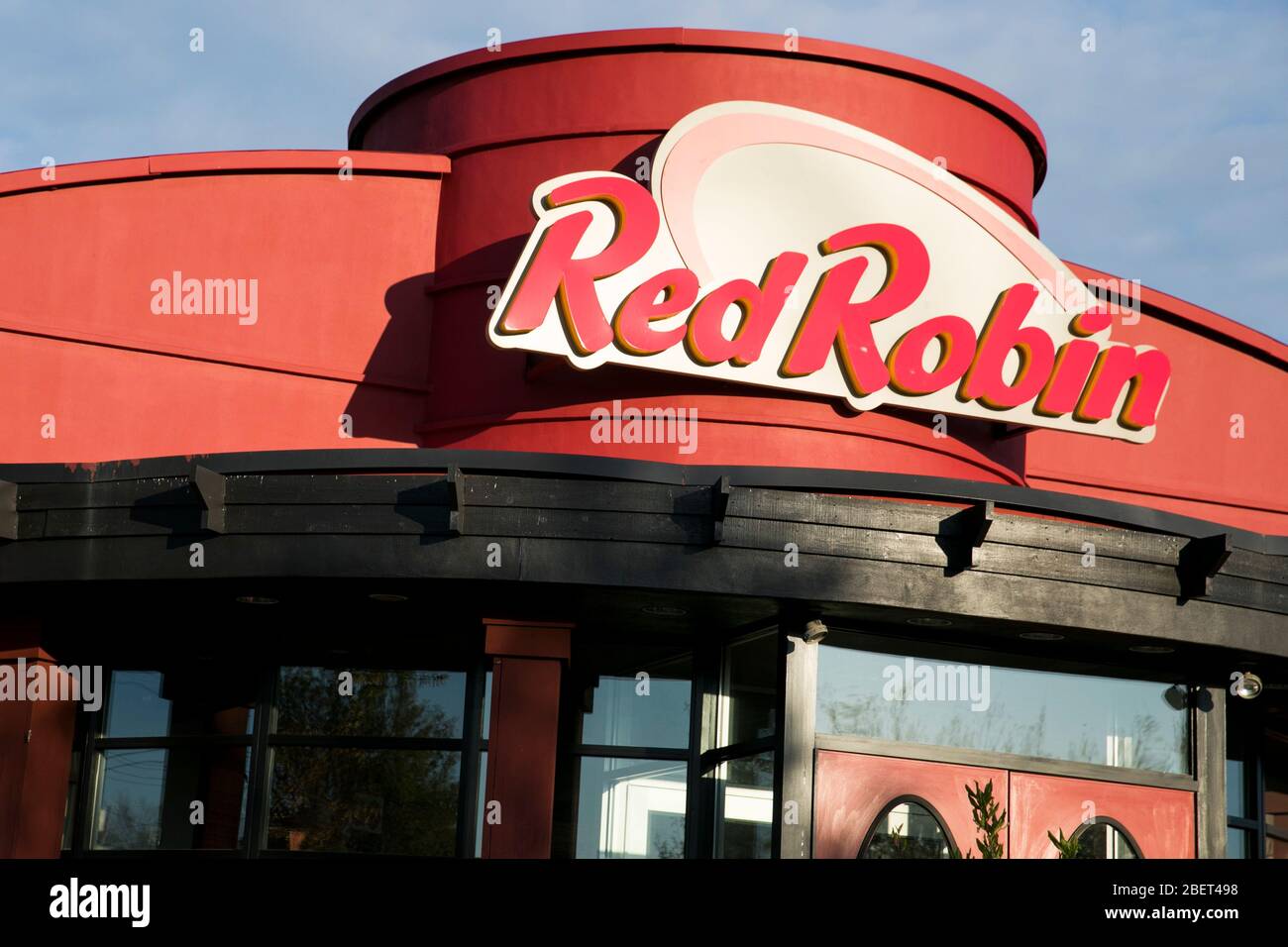 A logo sign outside of a Red Robin Gourmet Burgers and Brews restaurant location in Newark, Delaware on April 11, 2020. Stock Photo
