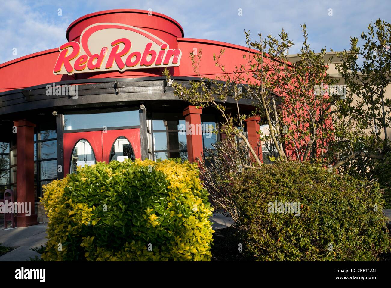 A logo sign outside of a Red Robin Gourmet Burgers and Brews restaurant location in Newark, Delaware on April 11, 2020. Stock Photo