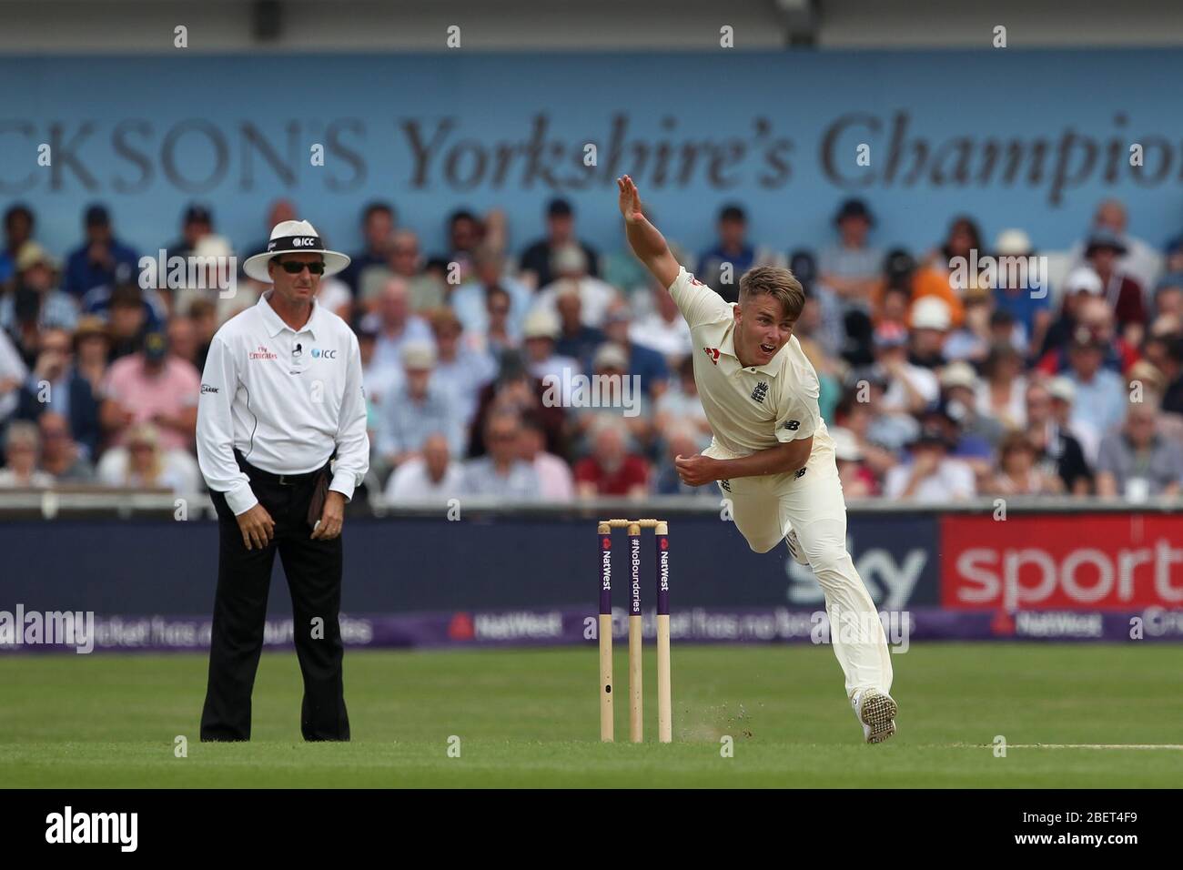 LEEDS, UK - JUNE 1ST Sam Curran of England bowling during the first day of the Second Nat West Test match between England and Pakistan at Headingley Cricket Ground, Leeds on Friday 1st June 2018. (Credit: Mark Fletcher | MI News) Stock Photo