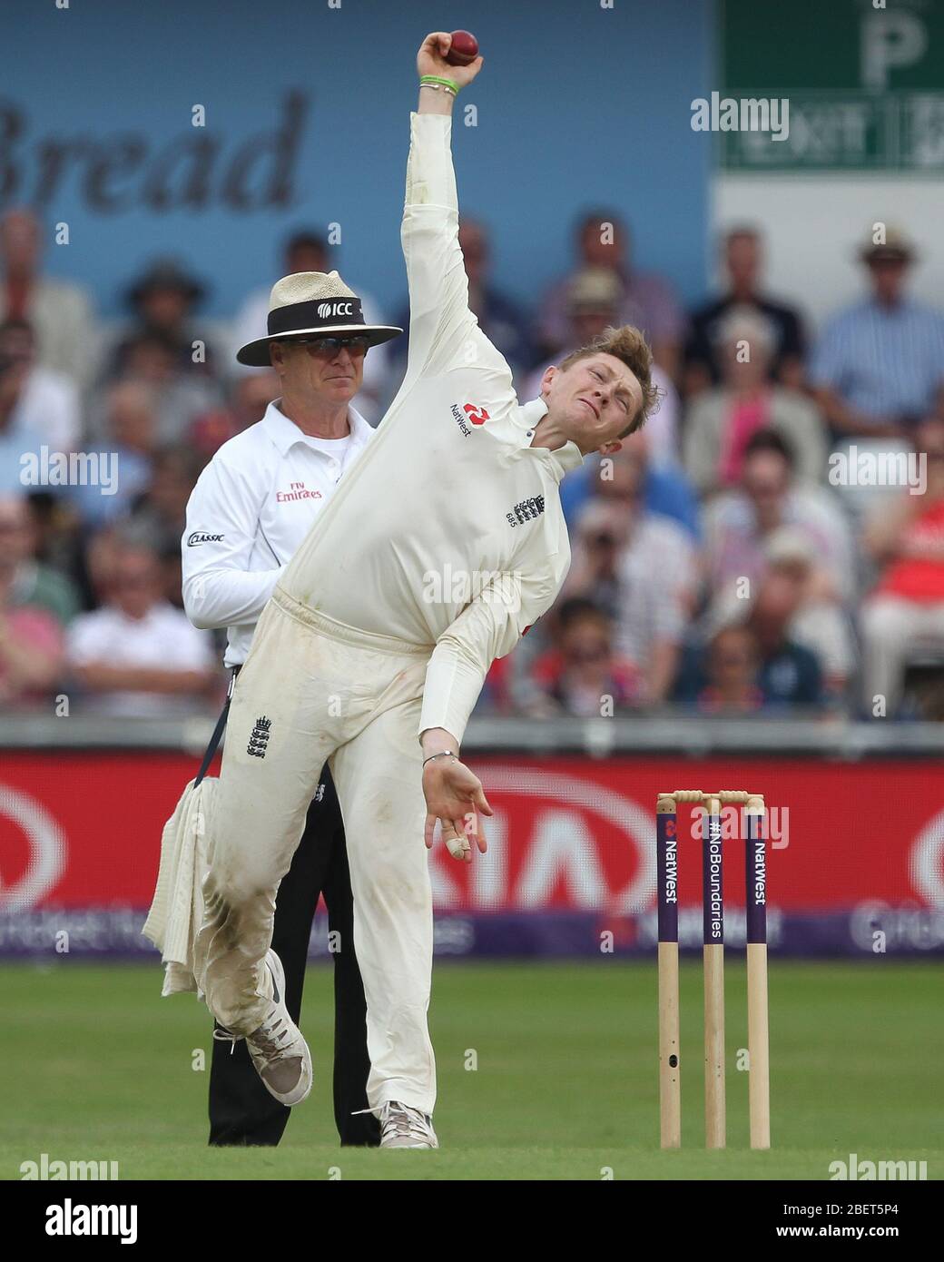 LEEDS, UK - JUNE 3rd Dom Bess of England bowling during the third day of the Second Nat West Test match between England and Pakistan at Headingley Cricket Ground, Leeds on Sunday 3rd June 2018. (Credit: Mark Fletcher | MI News) Stock Photo