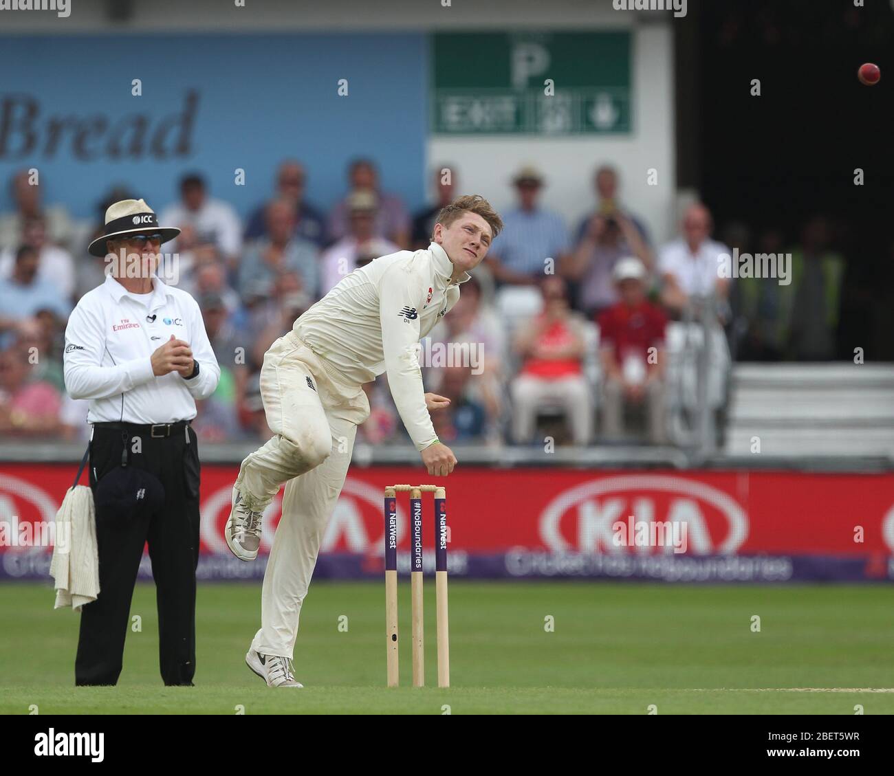 LEEDS, UK - JUNE 3rd Dom Bess of England bowling during the third day of the Second Nat West Test match between England and Pakistan at Headingley Cricket Ground, Leeds on Sunday 3rd June 2018. (Credit: Mark Fletcher | MI News) Stock Photo