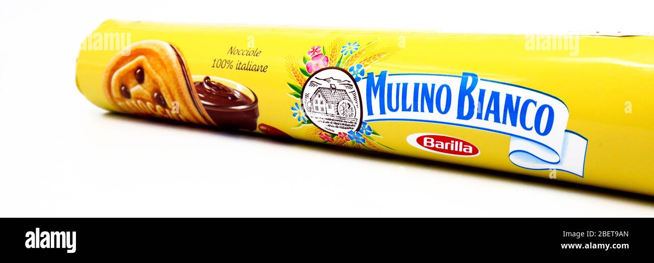 MULINO BIANCO Baiocchi Crunchy Cookies with Hazelnut spread and