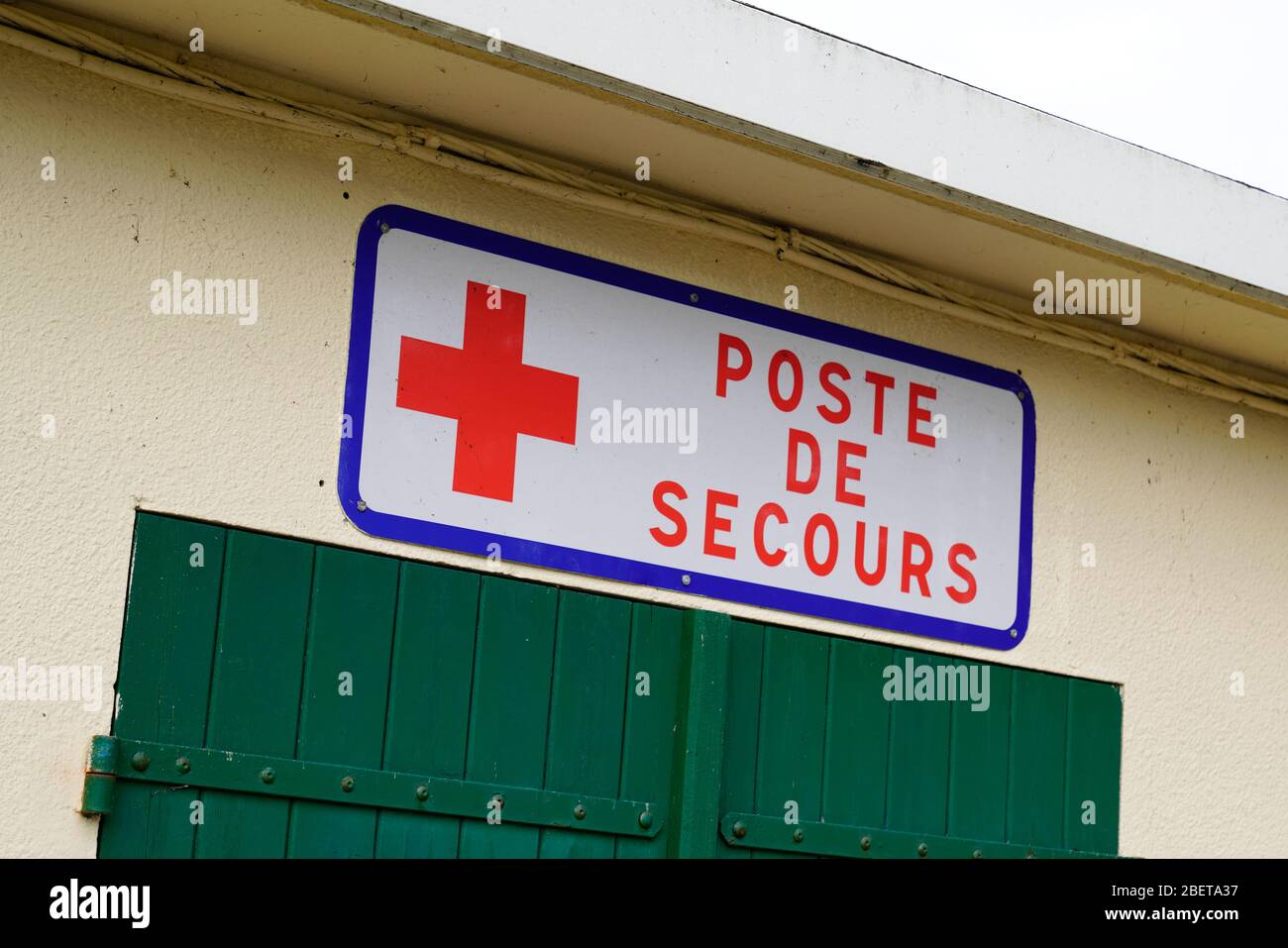 poste de secours sign red cross means help medicine station Stock Photo