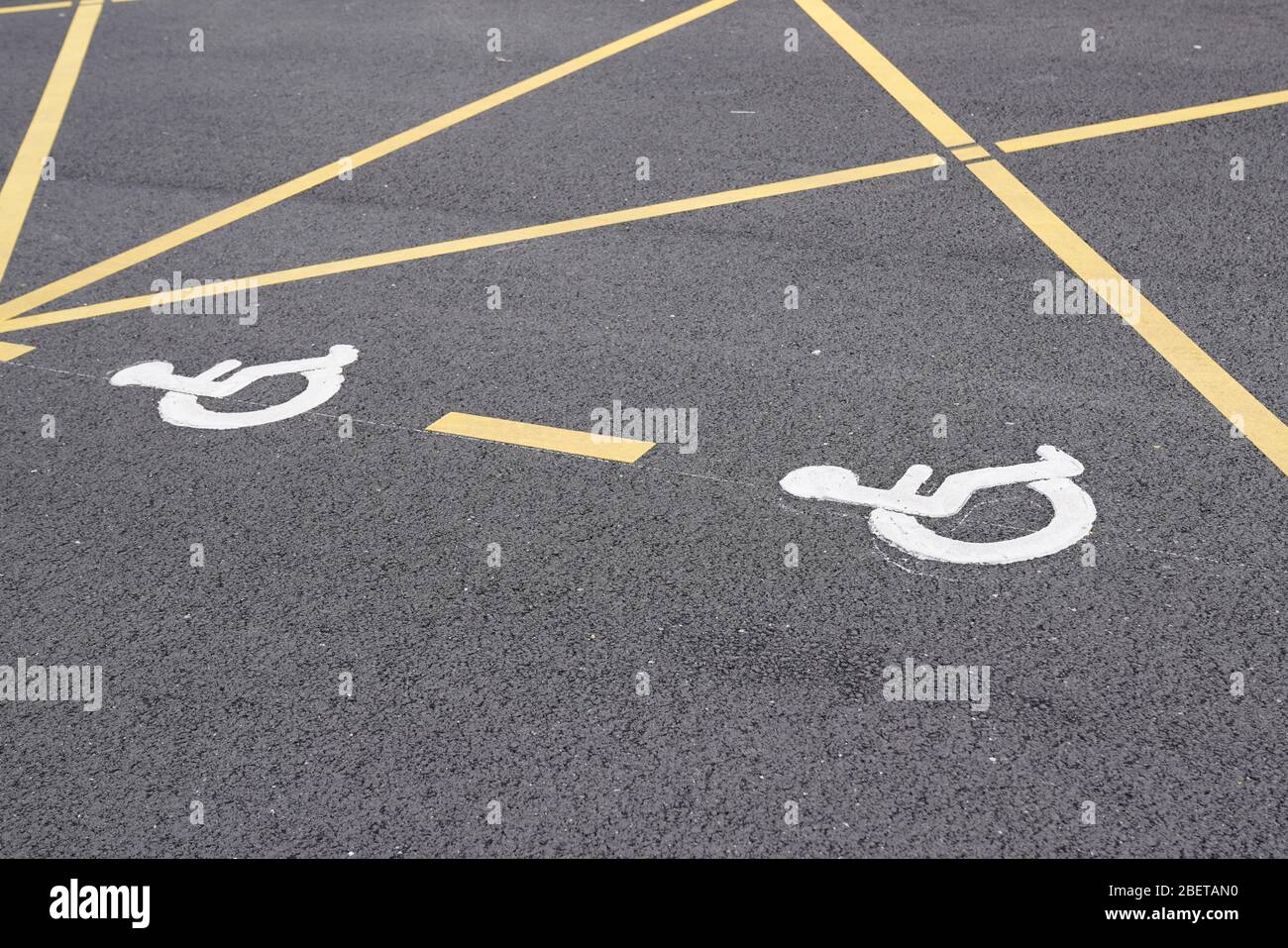 Disabled wheelchair sign with icon and arrow hi-res stock photography ...