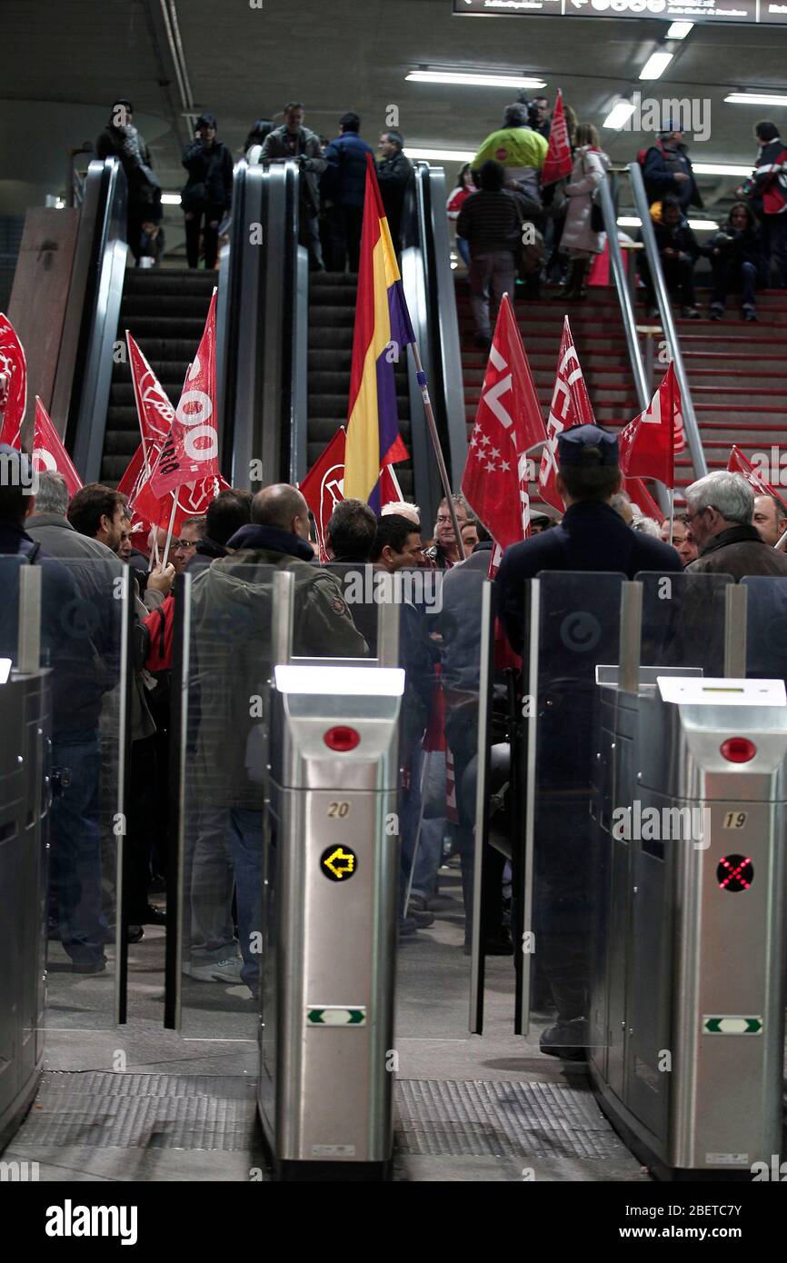 European General Strike.Protesters and trade unionists in the Atocha train station dunring the strike in Spain.November 14,2012. (ALTERPHOTOS/Carlos R Stock Photo