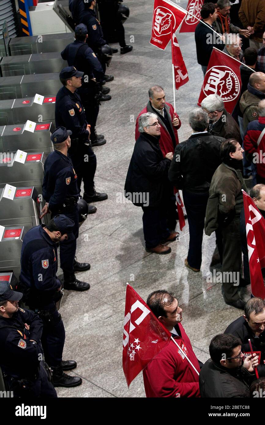 European General Strike.Protesters and trade unionists in the Atocha train station dunring the strike in Spain.November 14,2012. (ALTERPHOTOS/Carlos R Stock Photo