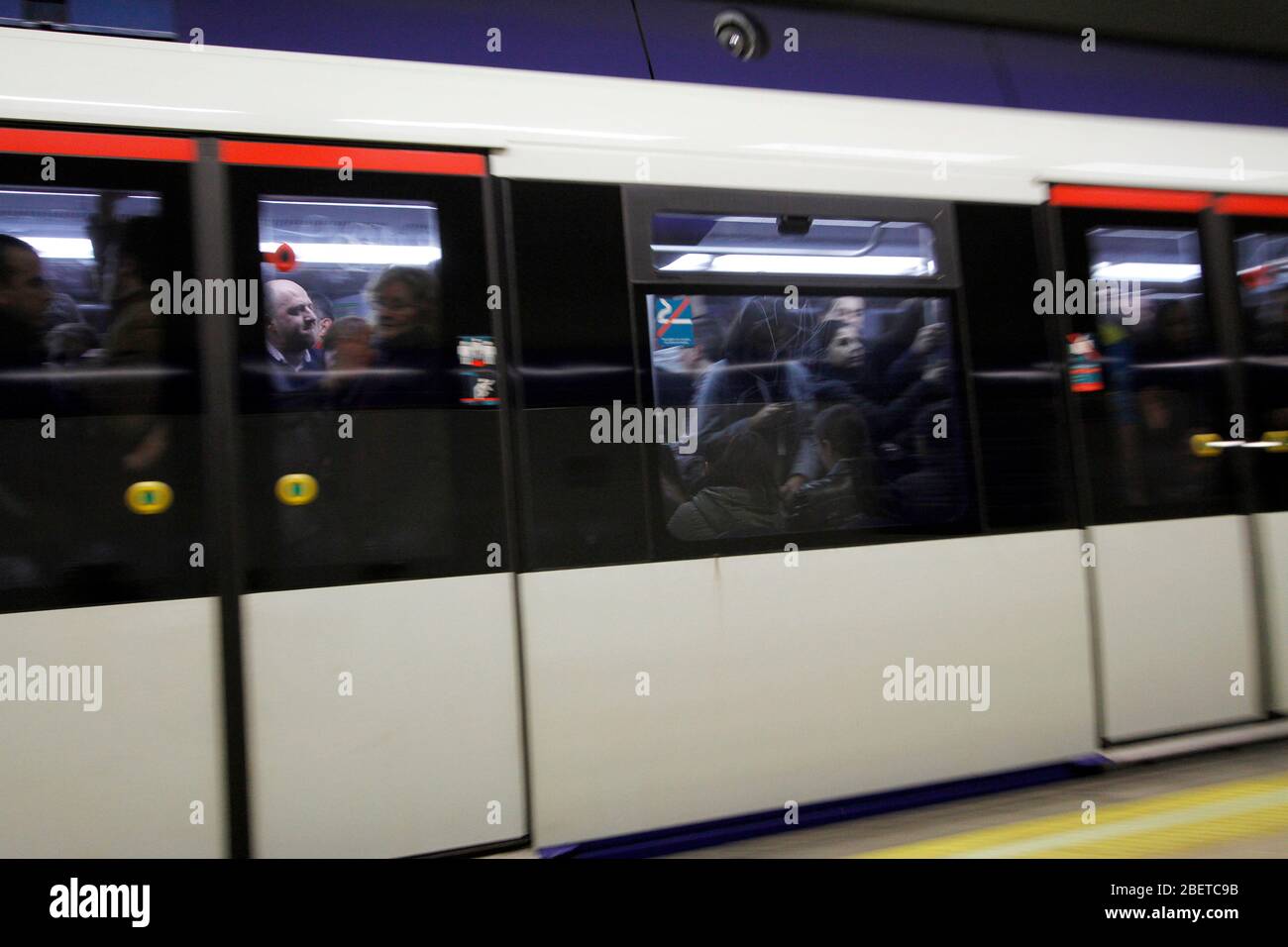 European General Strike.A subway car full of passengers on the early hours of the morning.November 14,2012. (ALTERPHOTOS/Carlos Rojo) /NortePhoto/nort Stock Photo