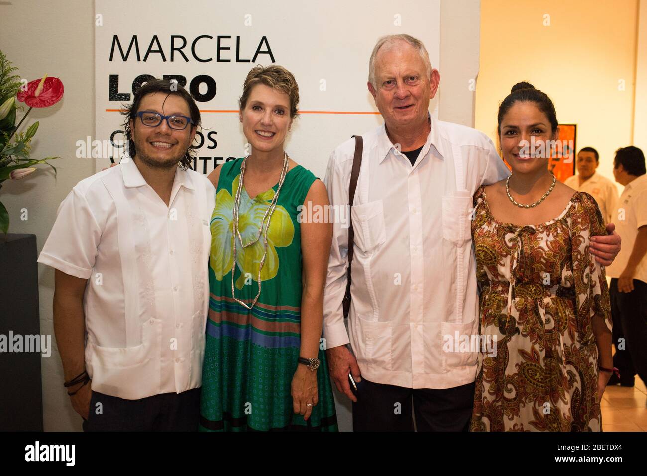De izquierda a derecha el escultor mexicano Rivelino, la pintora mexicana Marcela Lobo, Ruben Dreijanski, Nancy Reyes durante la exposicion de Marcela Stock Photo