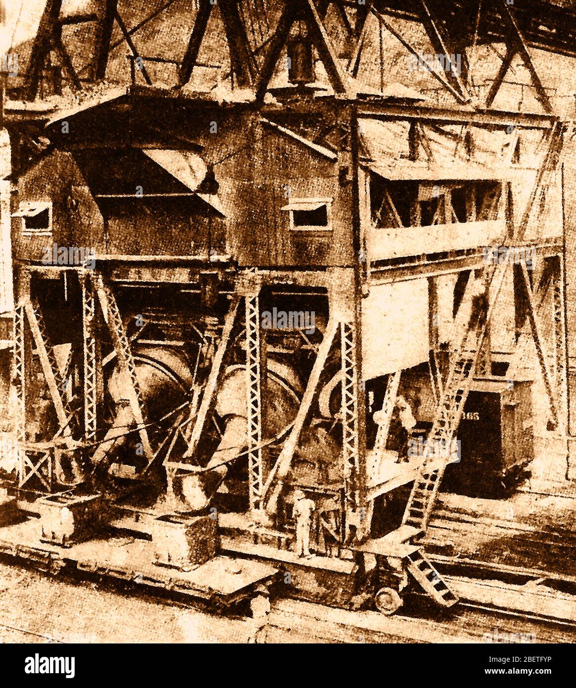 An early printed photograph showing the building of the Panama Canal  - A gigantic concrete mixer with workers on the Gantry. Stock Photo