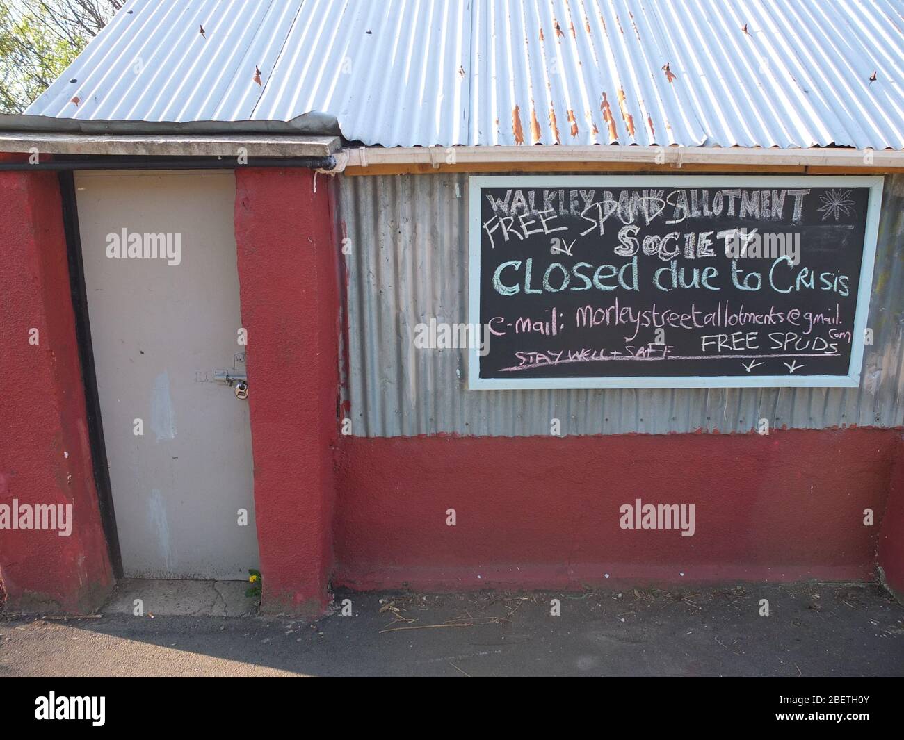 A sign on a blackboard outside Walkley Bank Allotment Society hut saying 'Closed due to CRISIS' [Coronavirus] and offering free spuds Stock Photo
