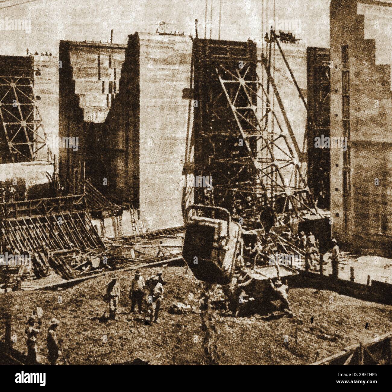 An early printed photograph showing the building of the Panama Canal  - Constructing the Great Lock Stock Photo