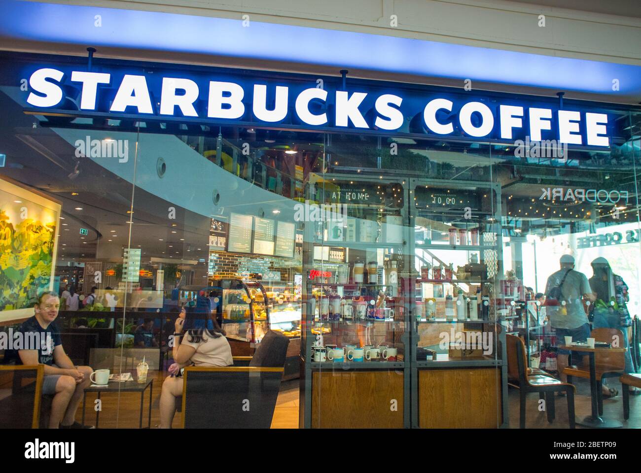 https://c8.alamy.com/comp/2BETP09/starbucks-coffee-shop-in-bangkok-thailand-2BETP09.jpg