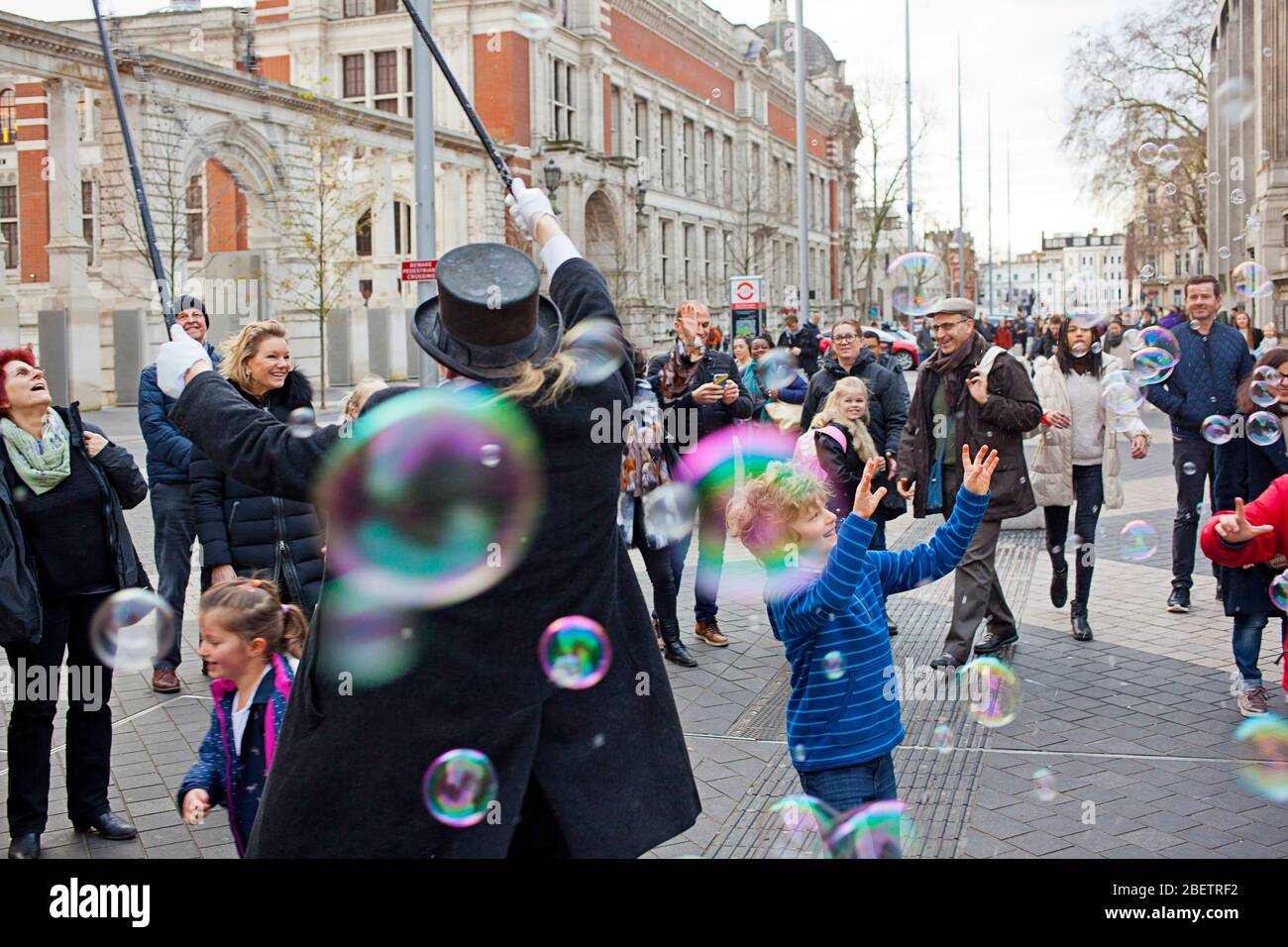 Black girls blowing bubbles hires stock photography and images Alamy