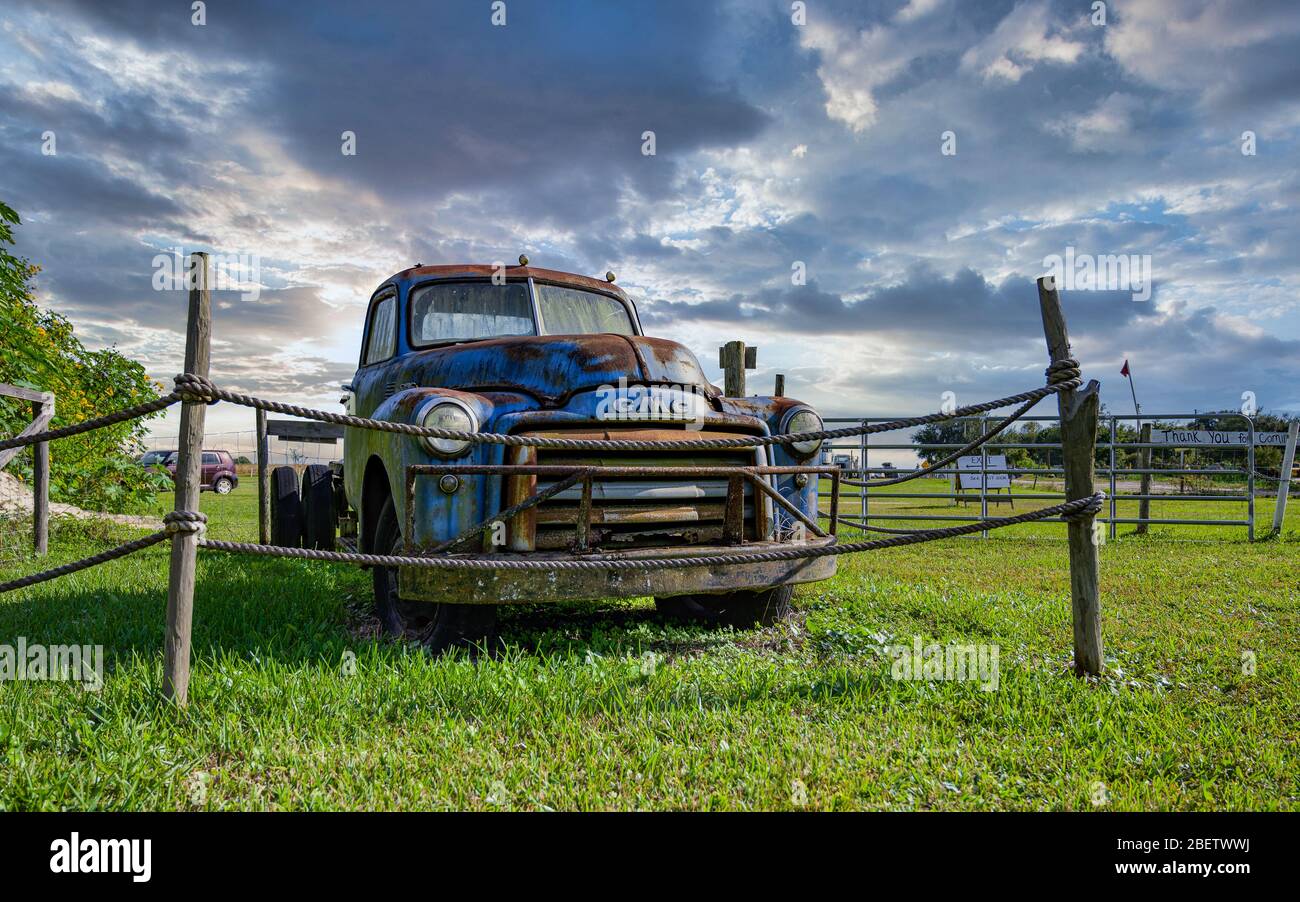 Vintage gmc truck hi-res stock photography and images - Alamy