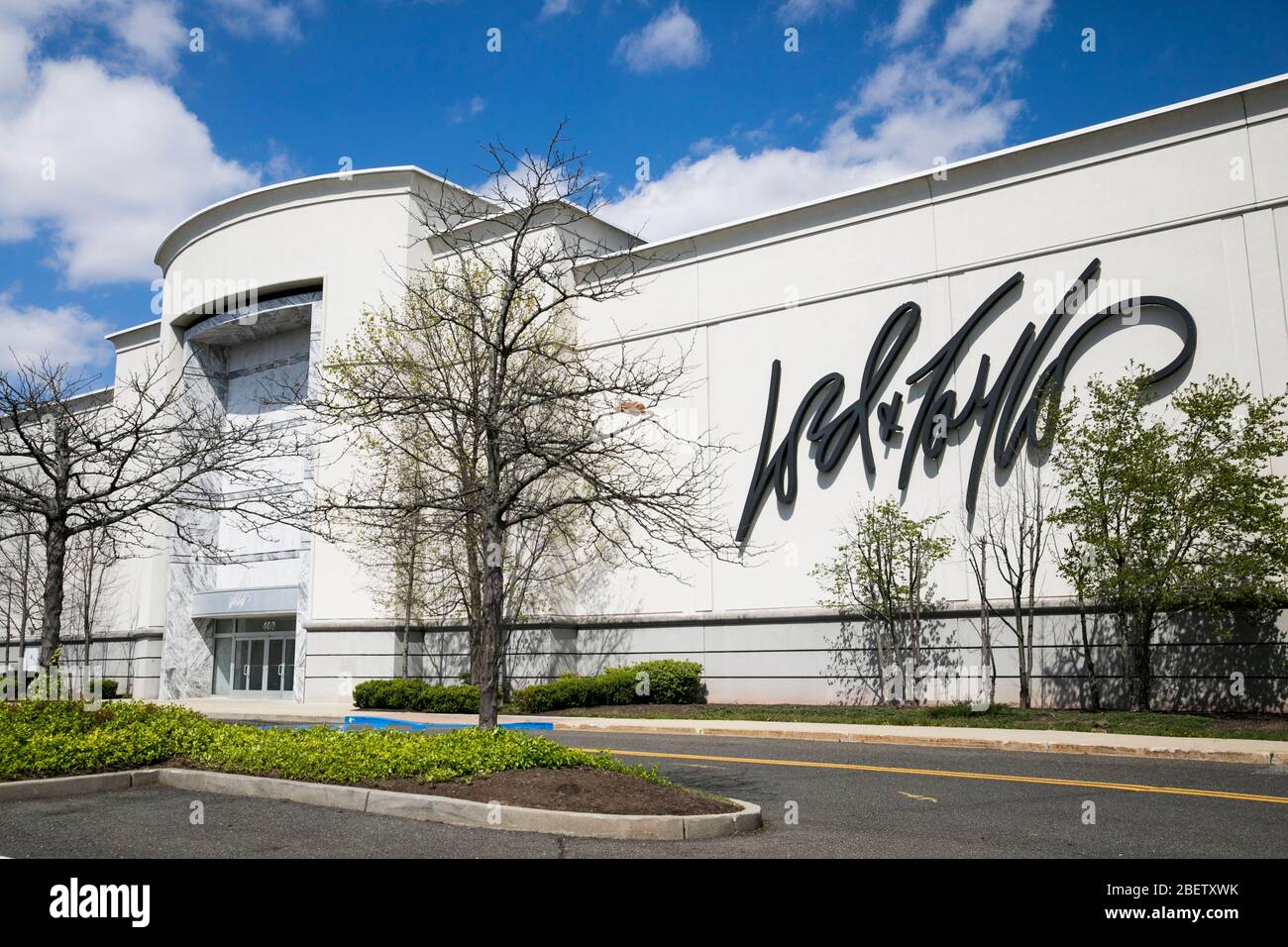 Lord and Taylor Clothing Store at Woodfield Mall Editorial Stock Photo -  Image of city, america: 128805803