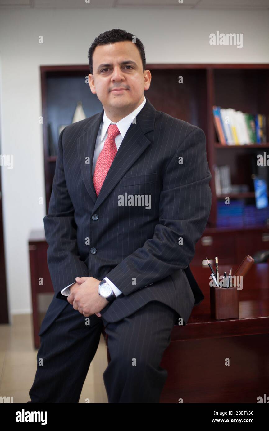 Sesion de retrato a Giancarlo Ciscomani, Ejecutivo de Finanzas, IMEF. ©LuisGutierrez Stock Photo