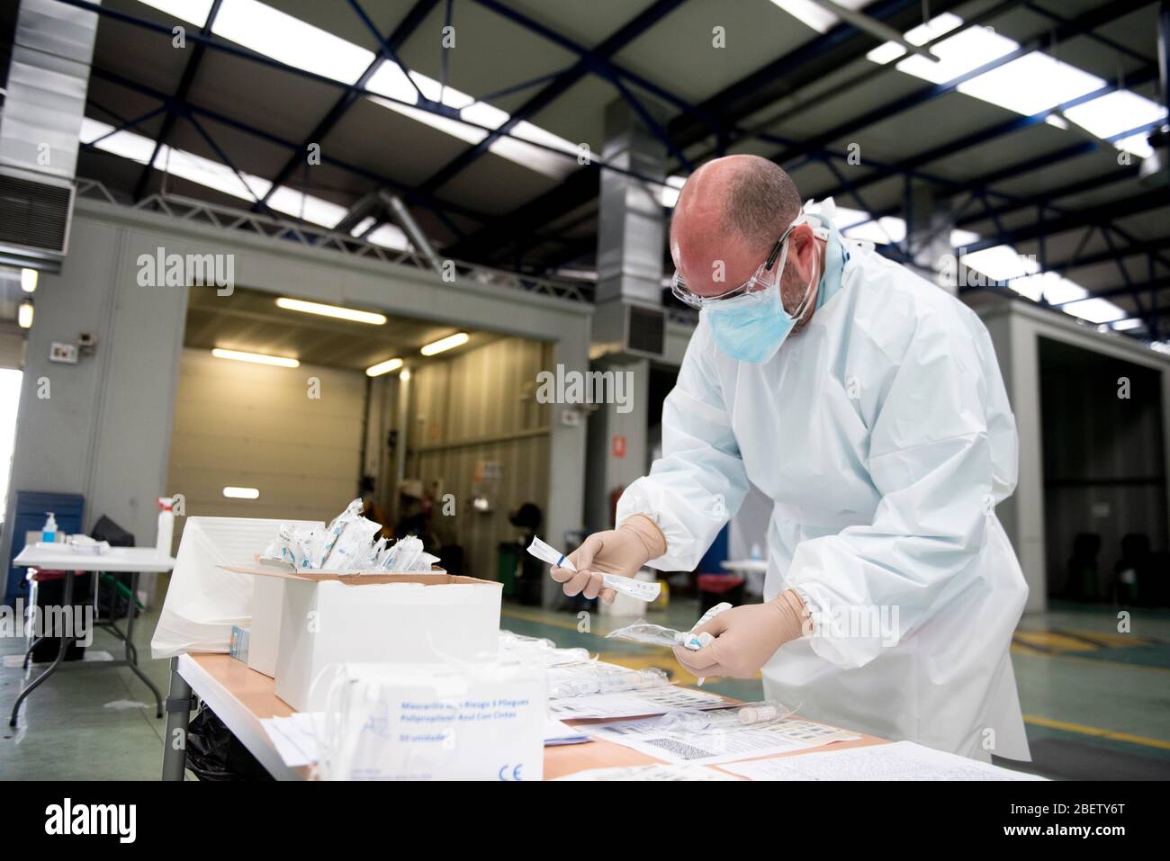 Pcr test in vehicles hires stock photography and images Alamy