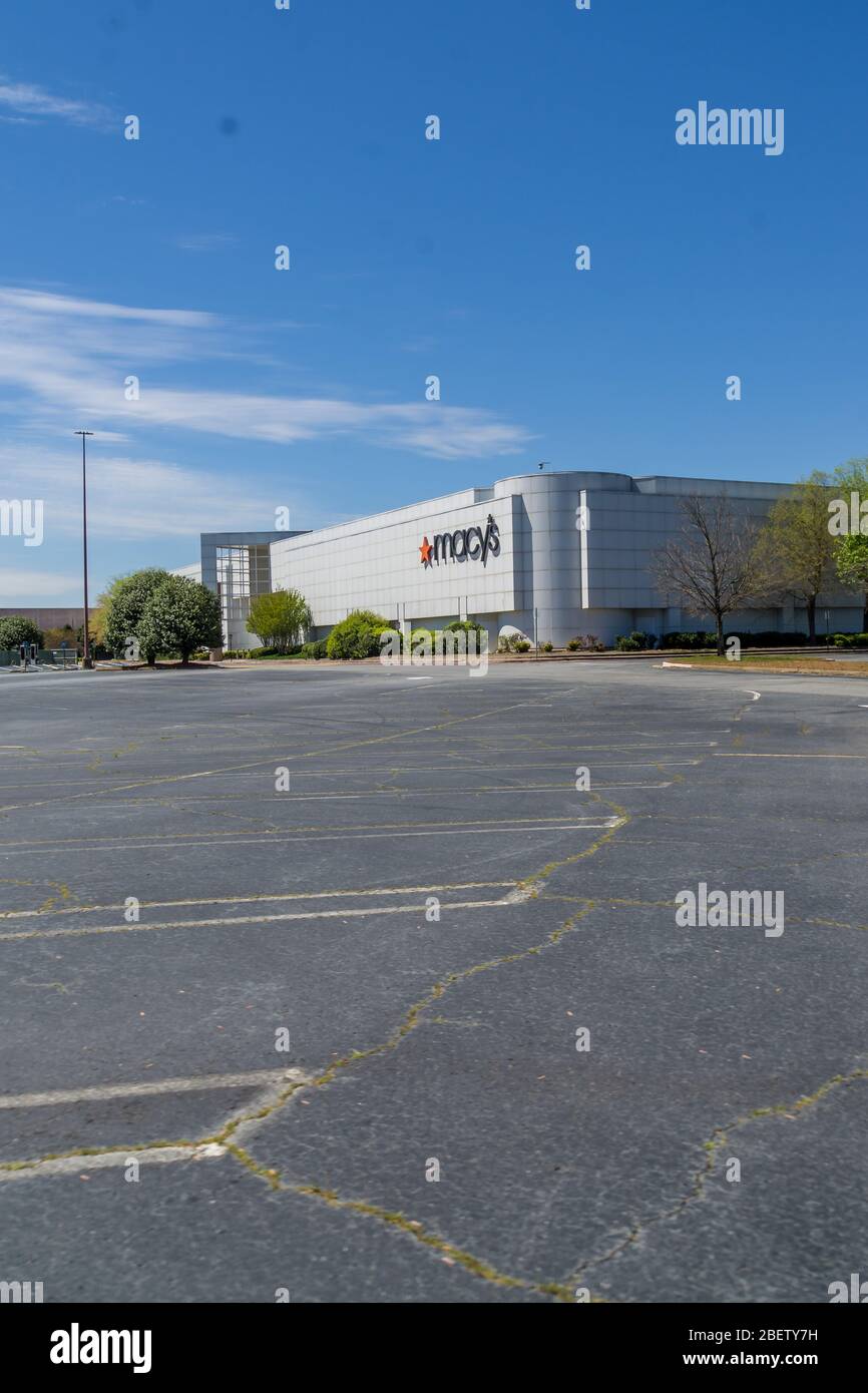 Kennesaw, GA / USA - 04/03/20: Empty parking lots - temporary shut down at  Cobb county Town Center mall due to economic crisis during Covid-19 Corona  Stock Photo - Alamy