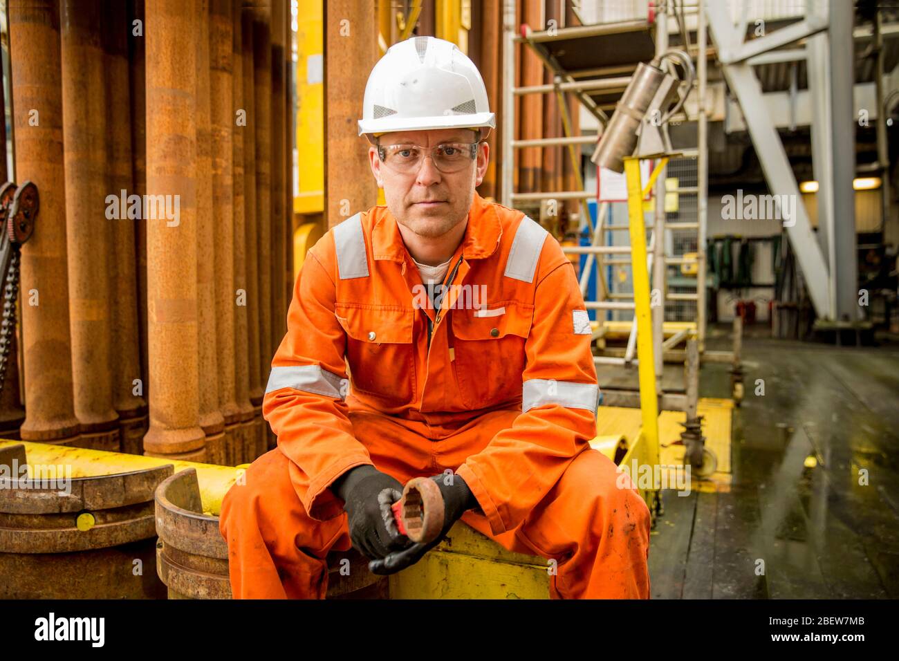 Oil rig worker helmet hires stock photography and images Alamy
